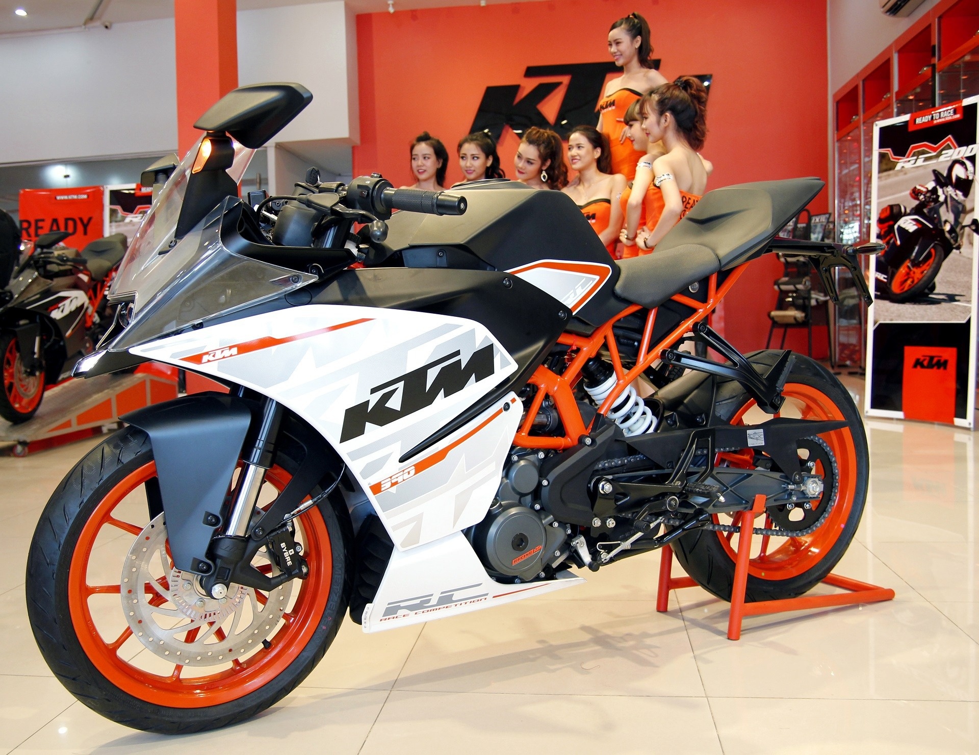 sportbike 400 cc chọn Kawasaki Ninja 400 hay KTM RC 390 ảnh 2 sportbike 400 cc chon Kawasaki Ninja 400 hay KTM RC 390 anh 2