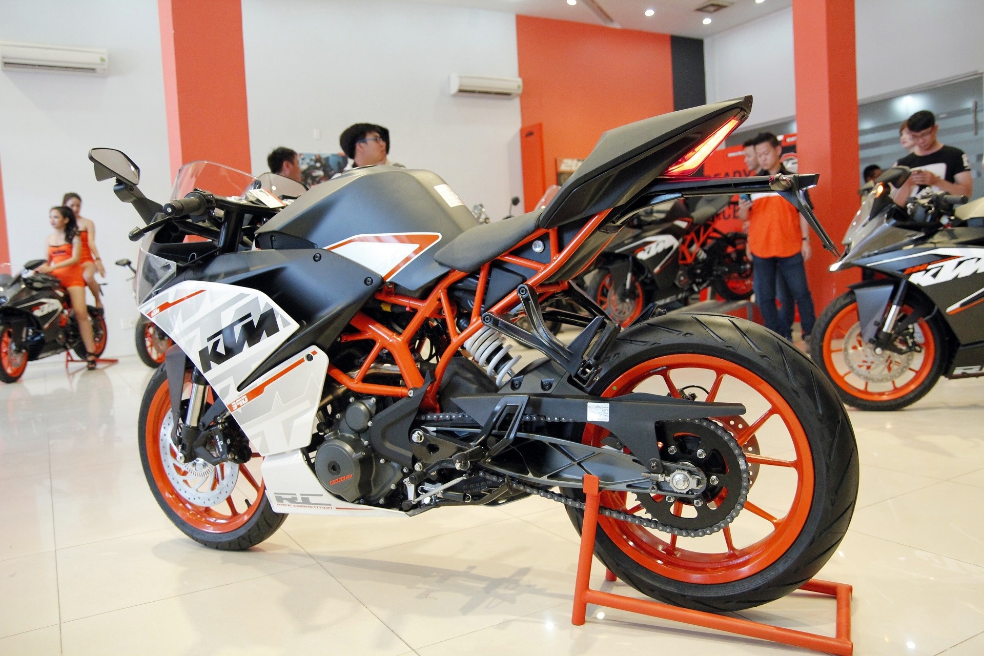 sportbike 400 cc chọn Kawasaki Ninja 400 hay KTM RC 390 ảnh 4 sportbike 400 cc chon Kawasaki Ninja 400 hay KTM RC 390 anh 4