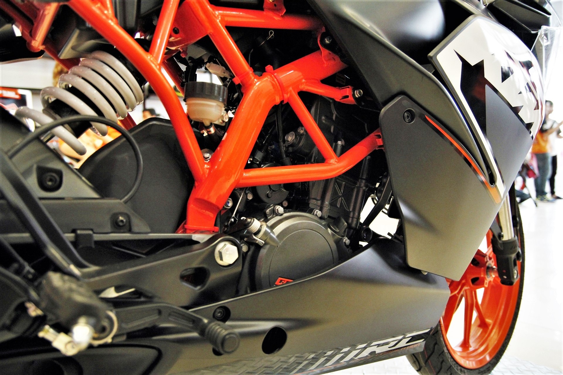 sportbike 400 cc chọn Kawasaki Ninja 400 hay KTM RC 390 ảnh 10 sportbike 400 cc chon Kawasaki Ninja 400 hay KTM RC 390 anh 10