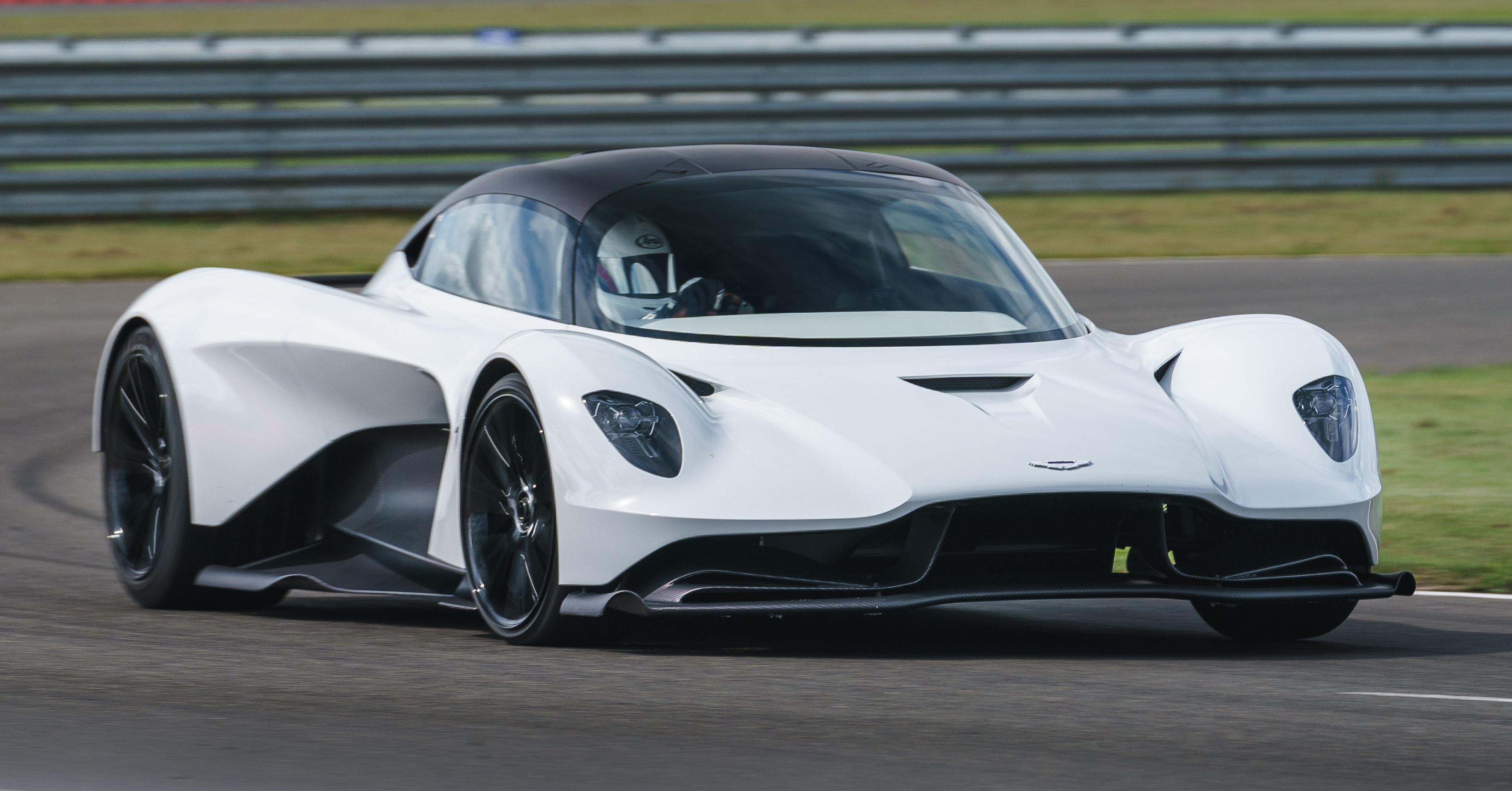 Aston Martin sản xuất động cơ mạnh hơn 700 mã lực ảnh 1 Aston Martin san xuat dong co manh hon 700 ma luc anh 1