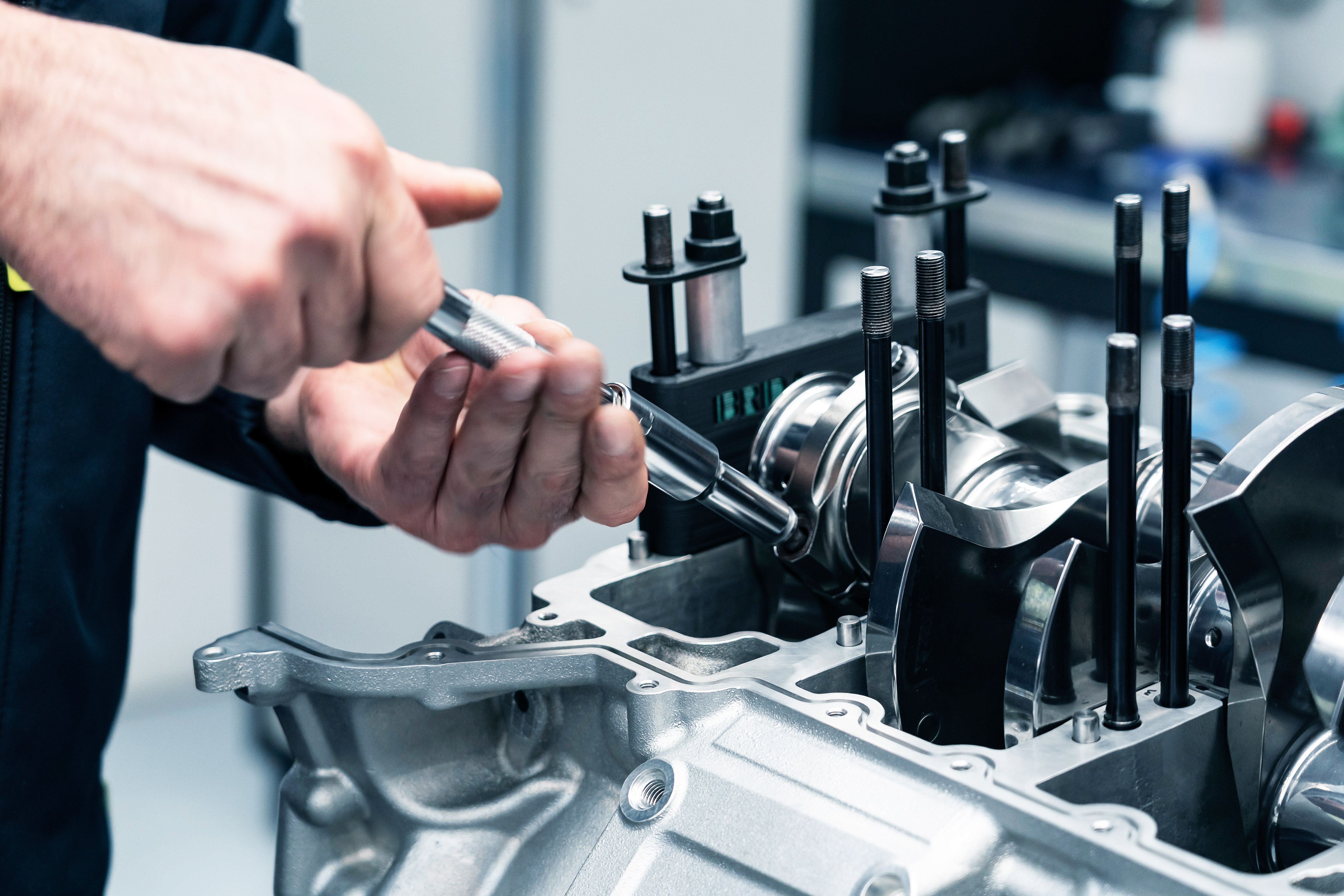 Aston Martin sản xuất động cơ mạnh hơn 700 mã lực ảnh 6 Aston Martin san xuat dong co manh hon 700 ma luc anh 6