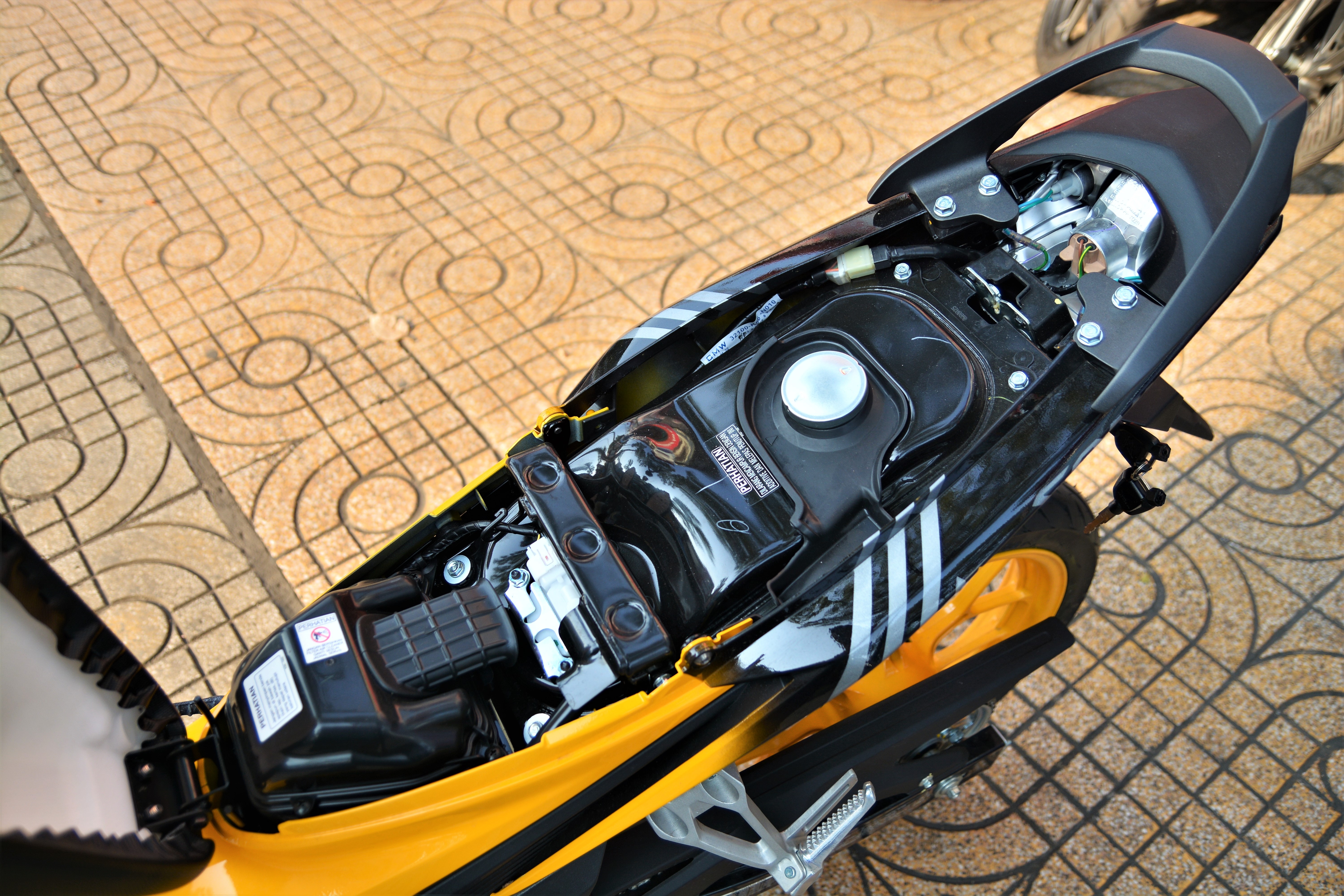 Xe côn tay hyper-underbone chọn Suzuki Satria hay Honda Sonic ảnh 10 Xe con tay hyper-underbone chon Suzuki Satria hay Honda Sonic anh 10