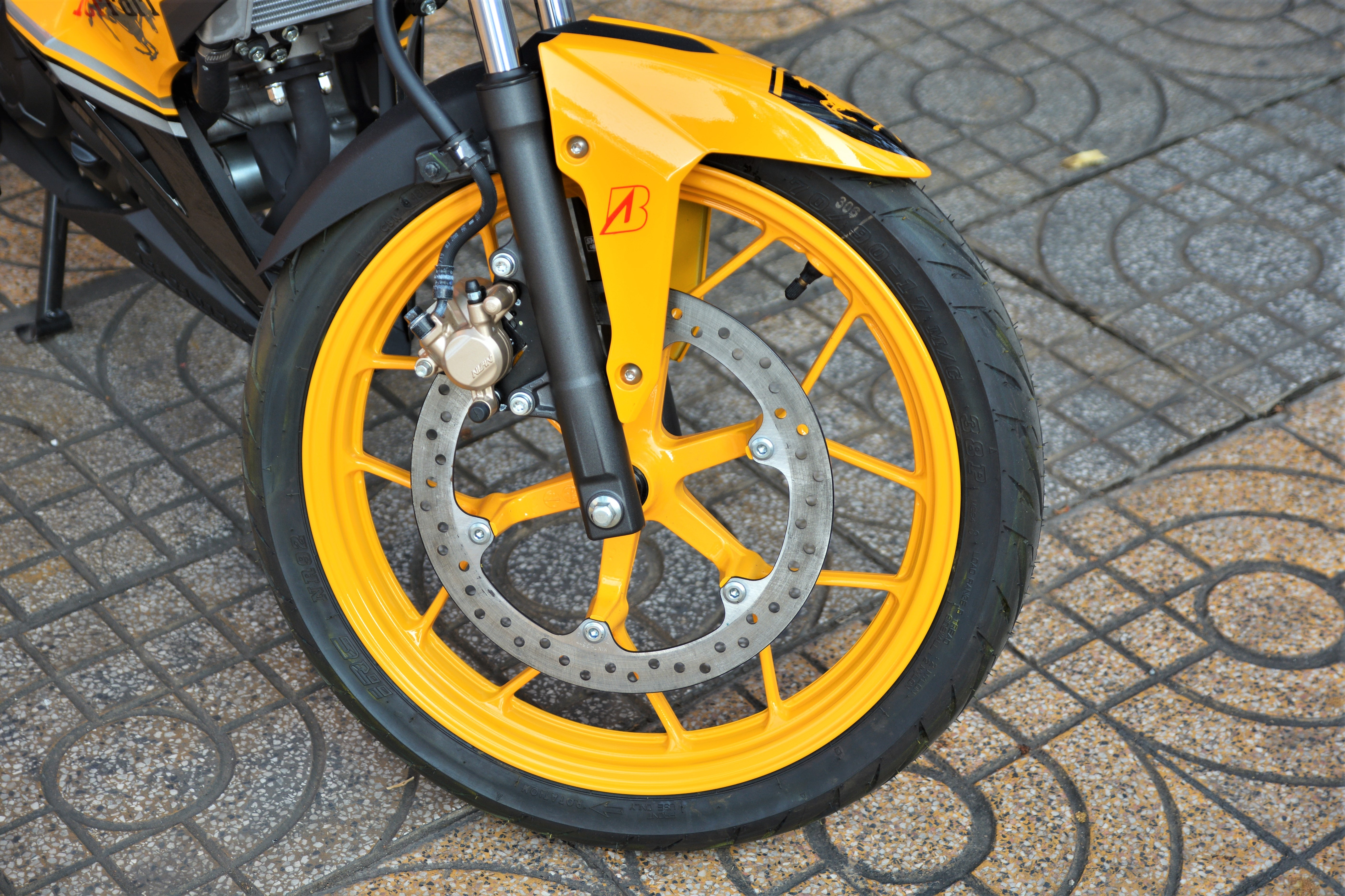 Honda Sonic voi dan ao Ferrari doc dao anh 2