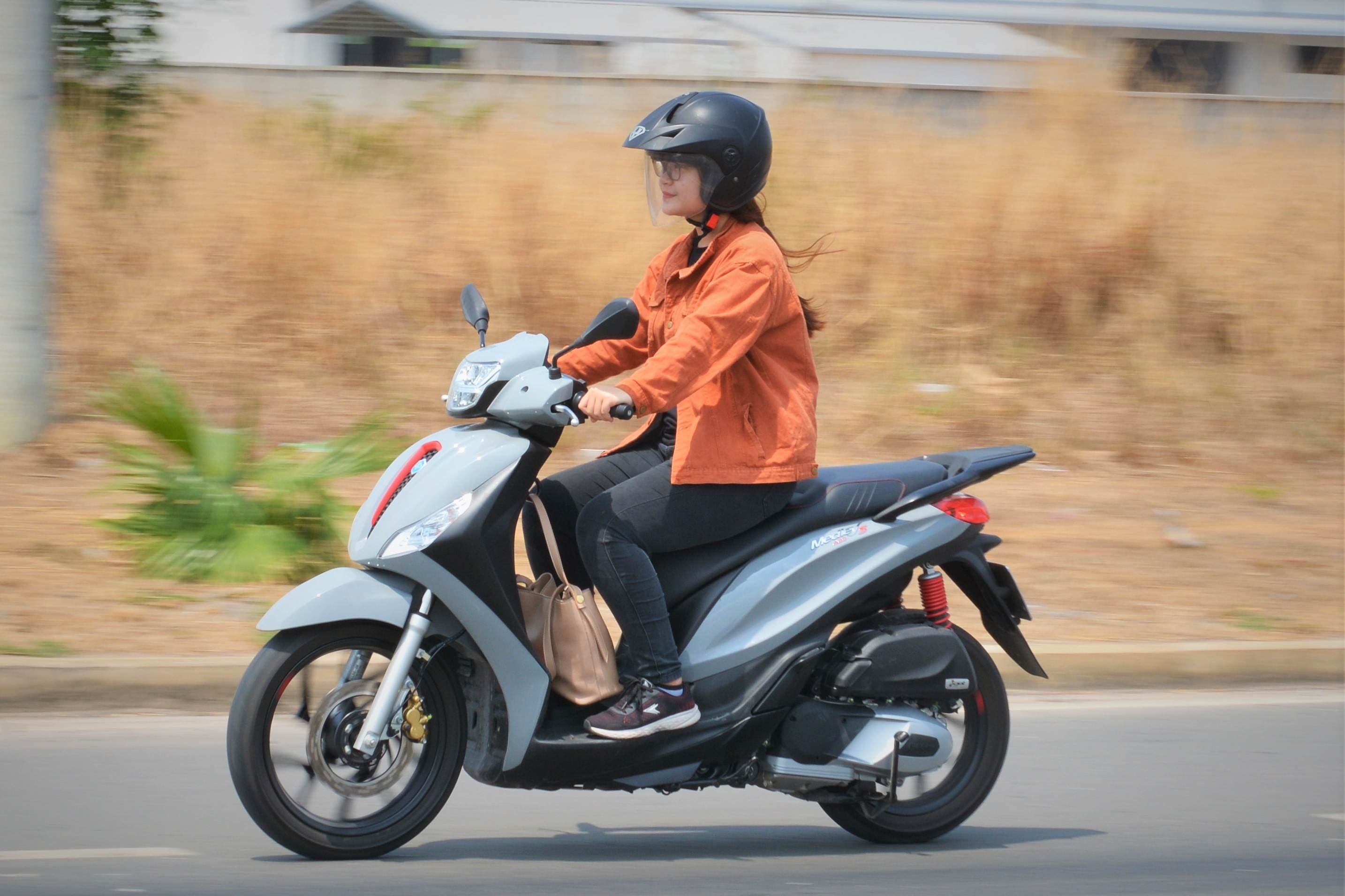 Danh gia Piaggio Medley 2020 - nang ne va nhieu tien nghi hinh anh