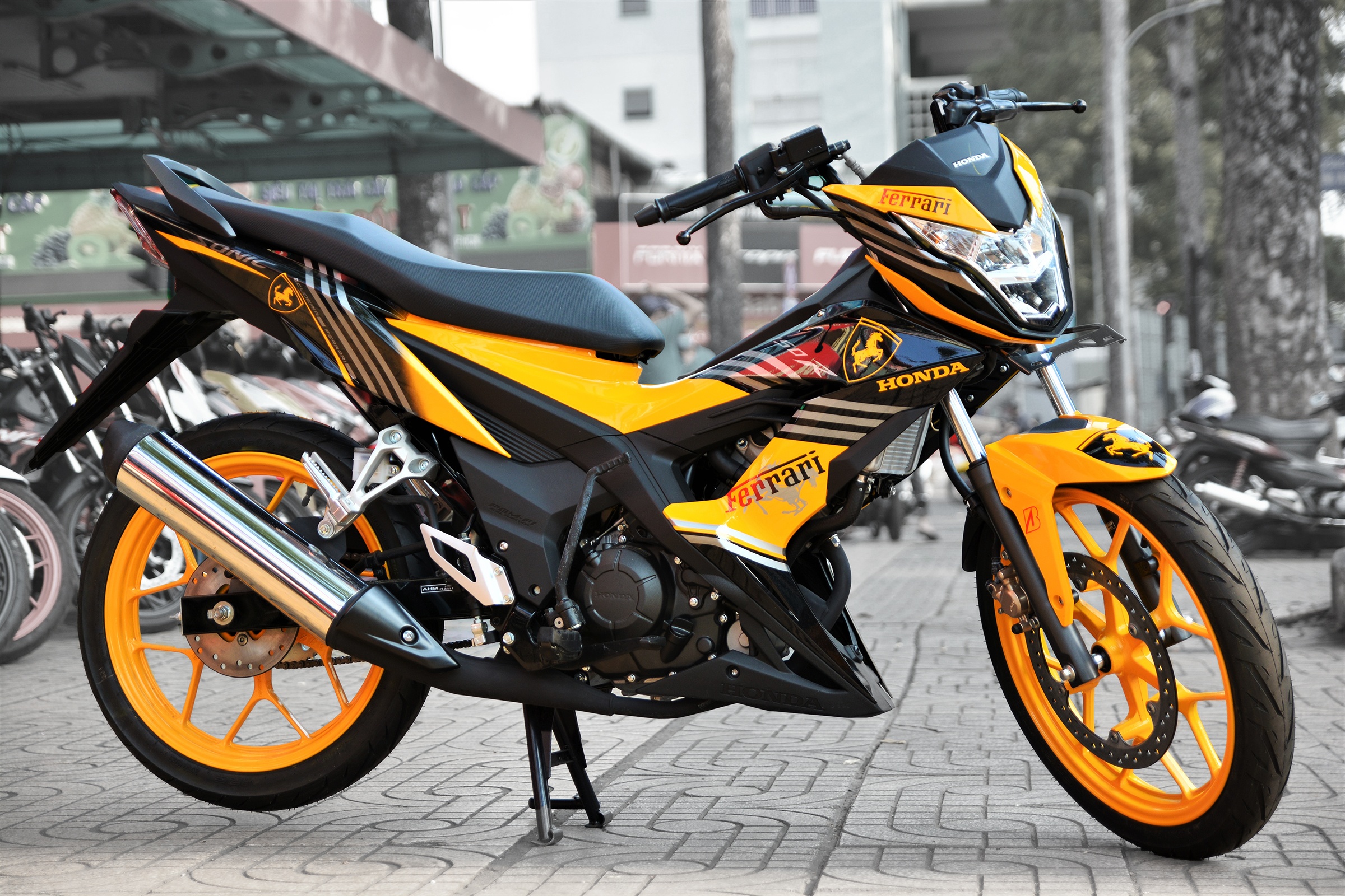 Honda Sonic voi dan ao Ferrari o TP.HCM hinh anh