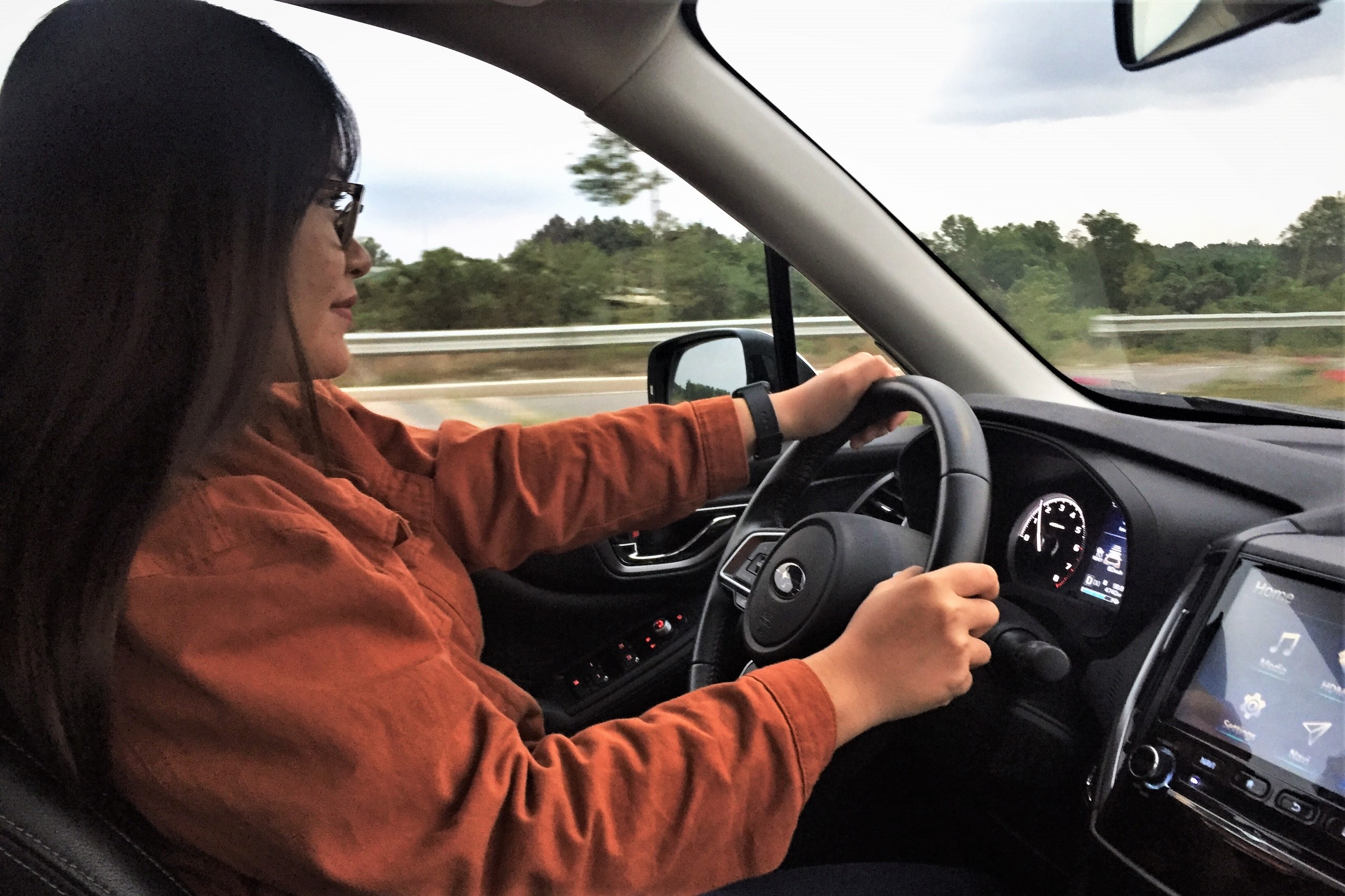 Buong 2 tay khoi vo lang khi lai oto co bi phat khong? hinh anh