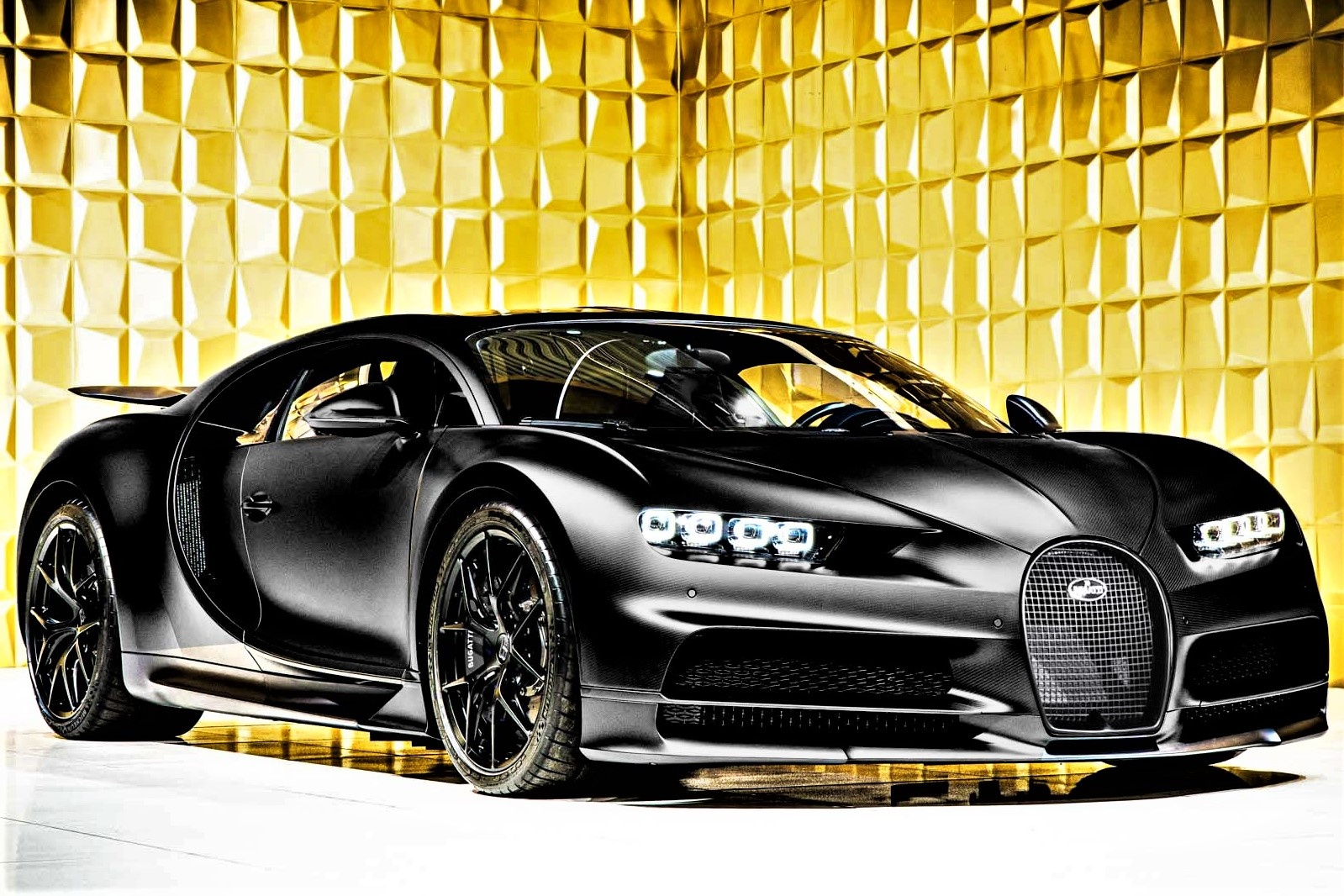 Bugatti Chiron Sport Noire chay duoc 50 km rao ban gia 4,3 trieu USD hinh anh