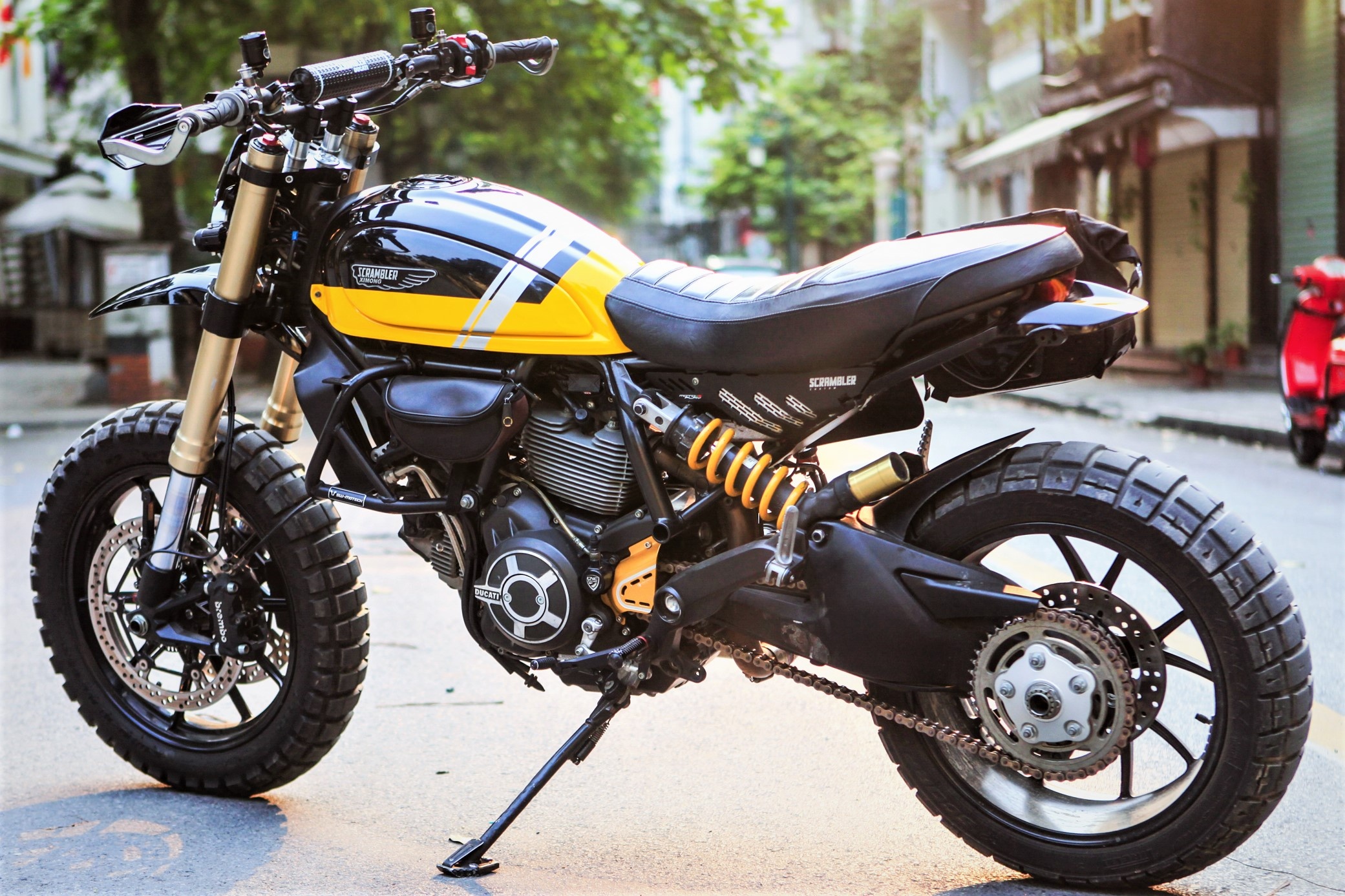 Chi tiet Ducati Scrambler cua biker Viet thang giai do xe the gioi hinh anh