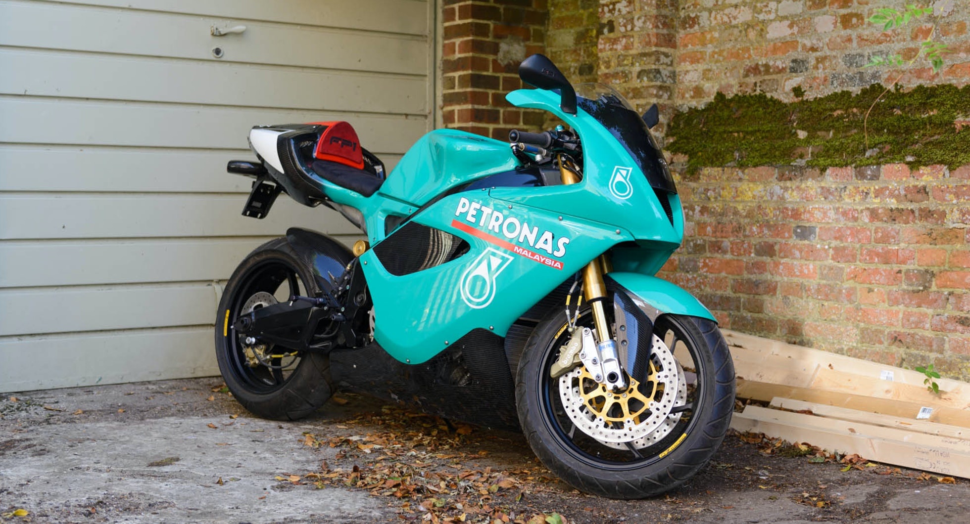 Can canh moto dua Petronas FP1 anh 1