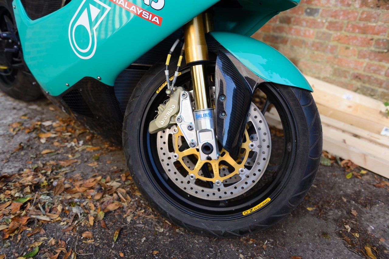 Can canh moto dua Petronas FP1 anh 5