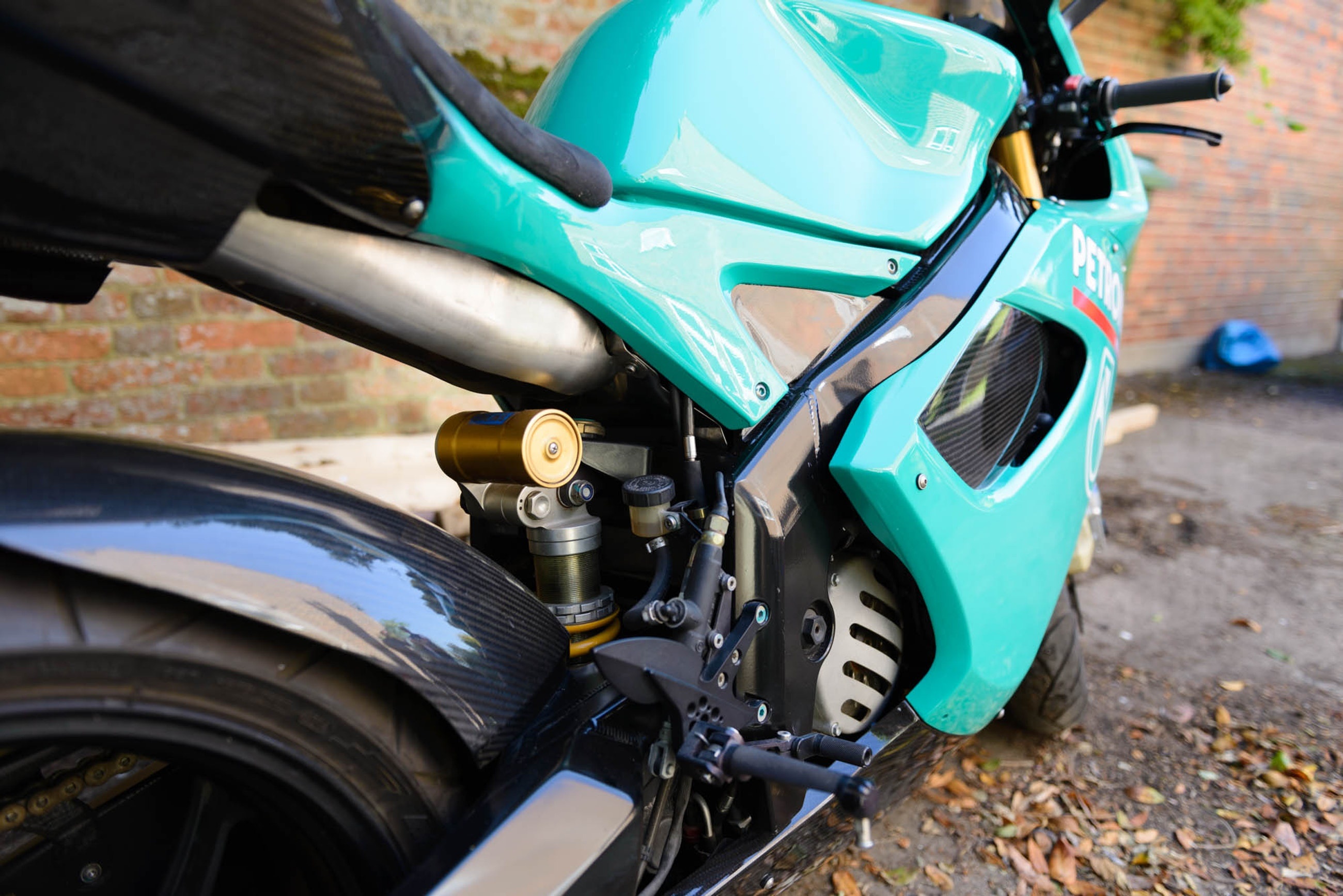 Can canh moto dua Petronas FP1 anh 8