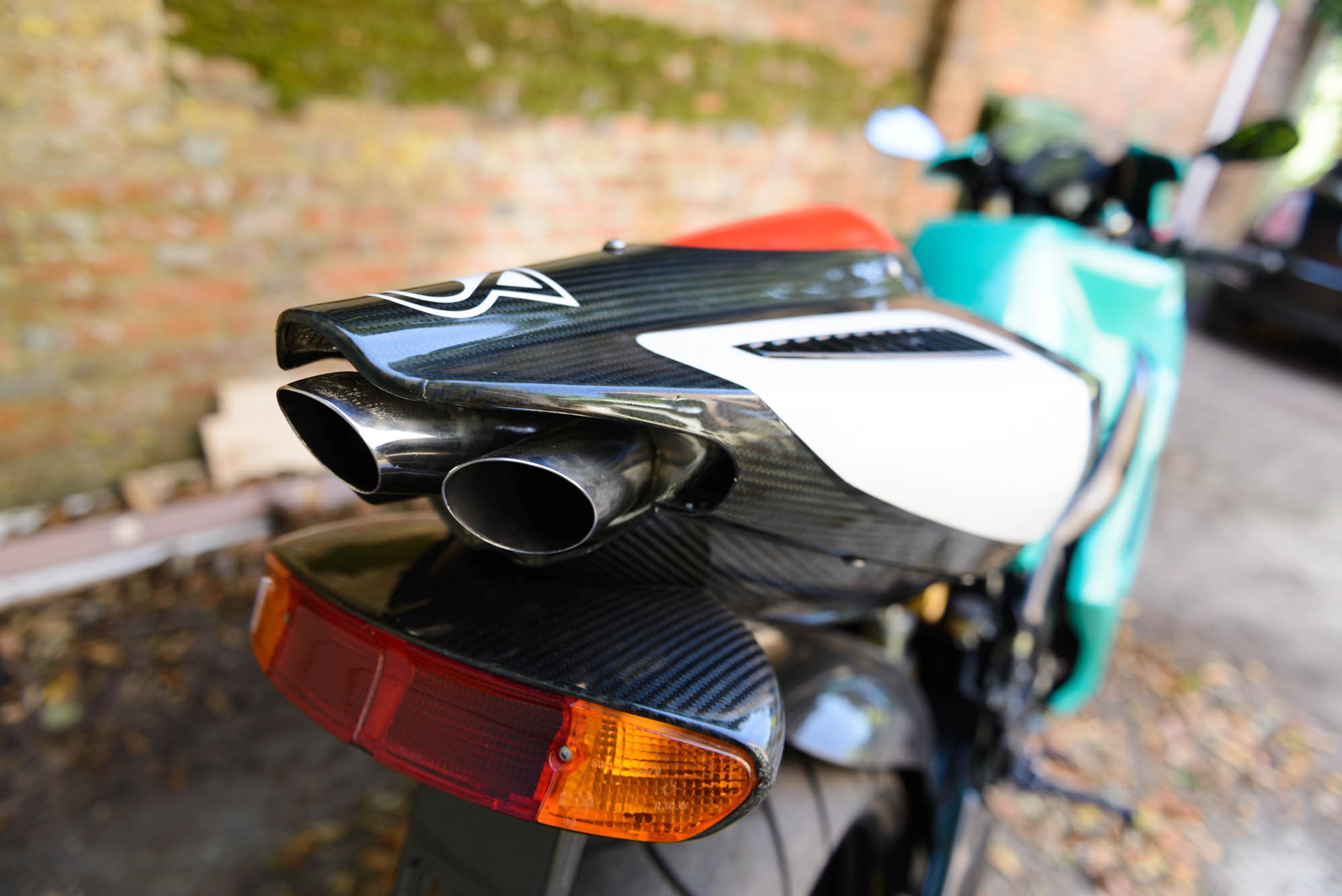 Can canh moto dua Petronas FP1 anh 9