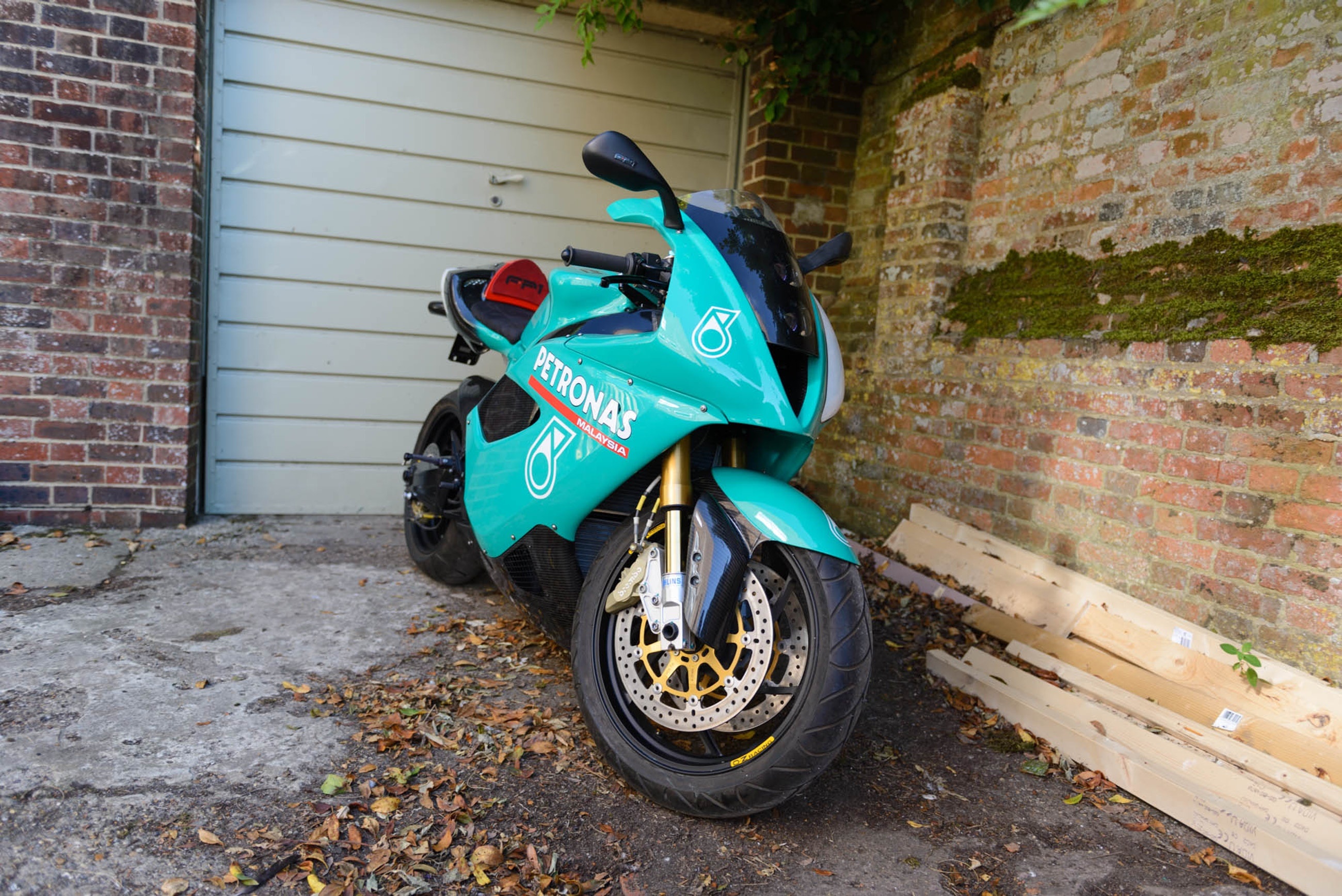 Can canh moto dua Petronas FP1 anh 2