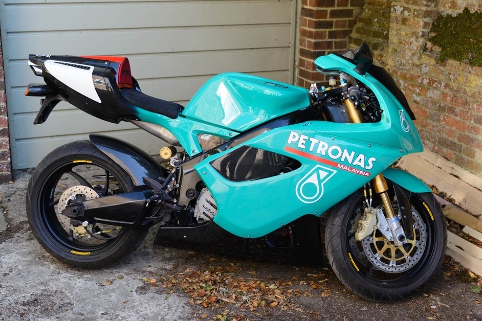 Can canh moto dua Petronas FP1 anh 3