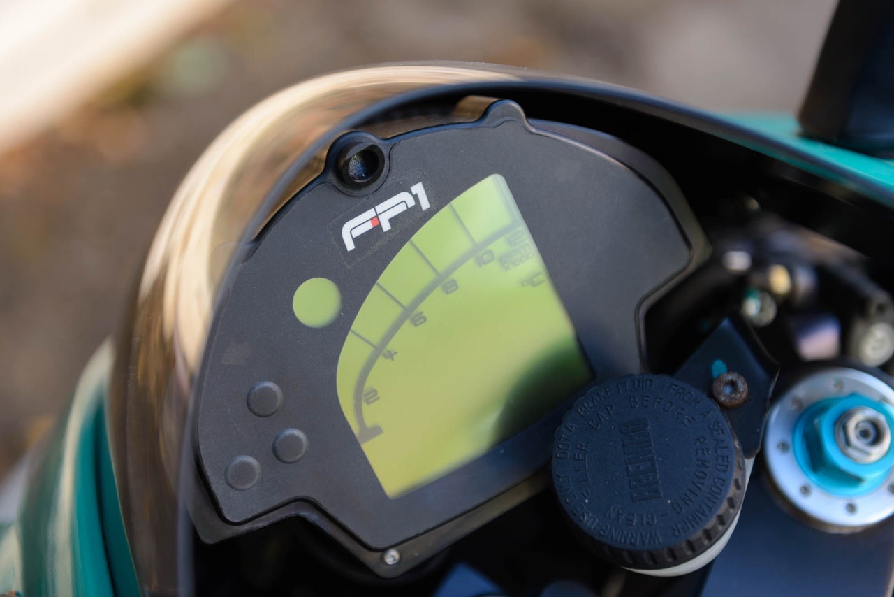 Can canh moto dua Petronas FP1 anh 4