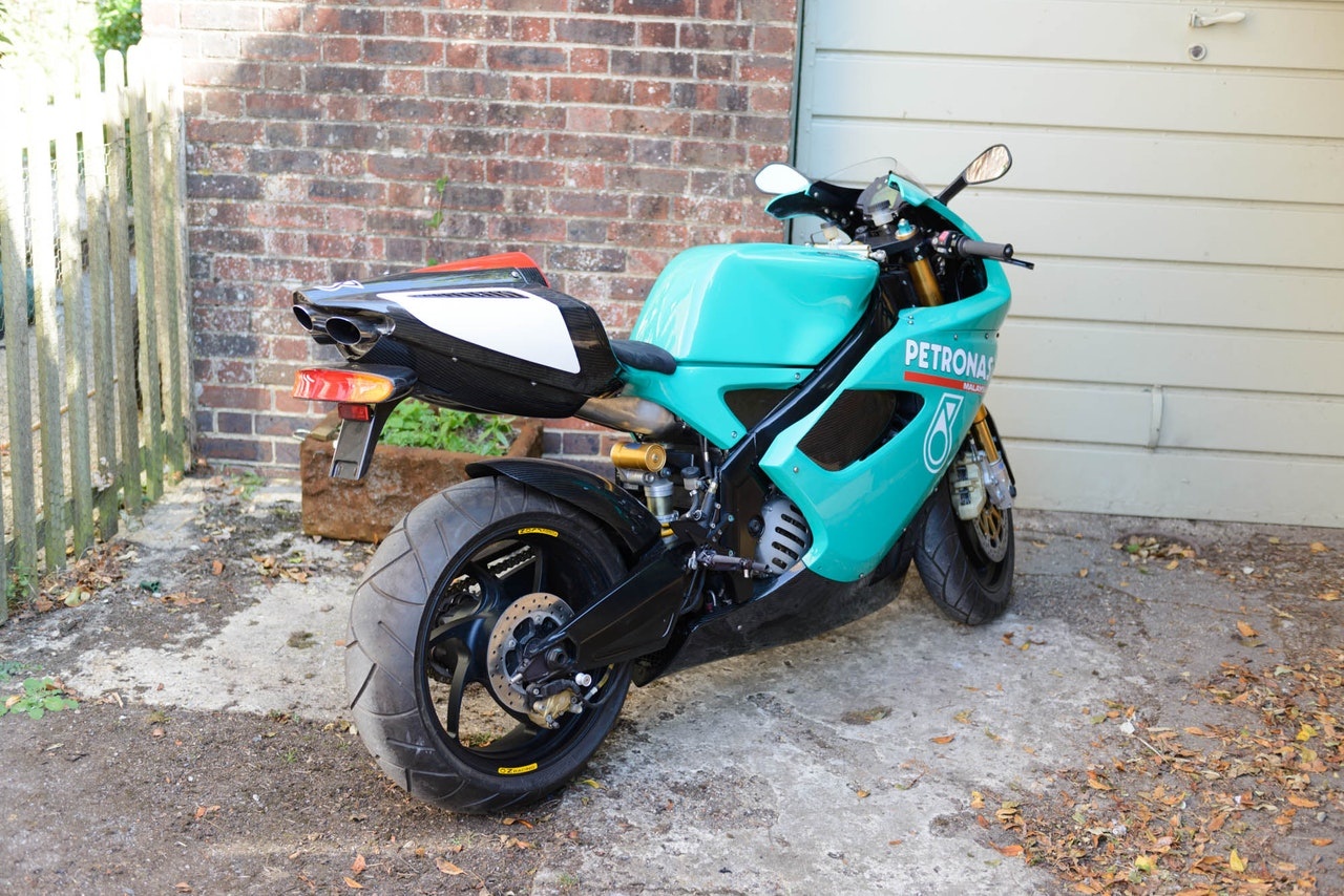 Can canh moto dua Petronas FP1 anh 11