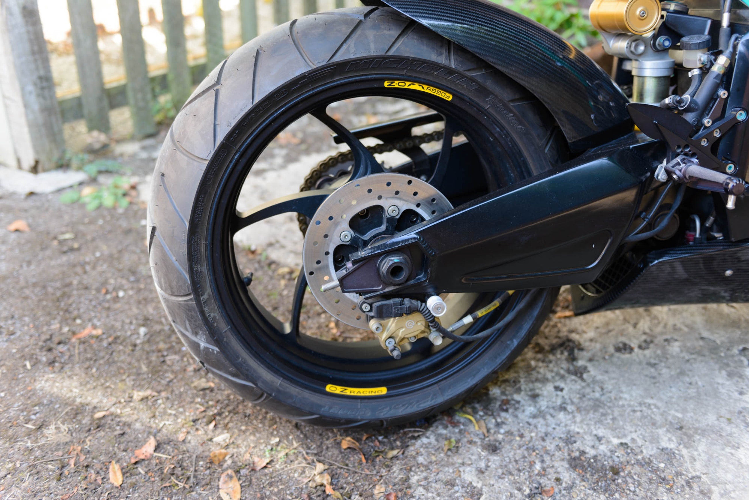 Can canh moto dua Petronas FP1 anh 10