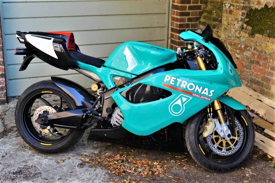 Can canh xe dua Petronas FP1 - 127 ma luc, gioi han 150 chiec hinh anh