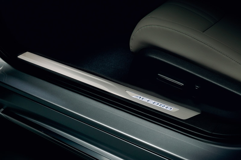 Honda Accord có thêm phụ kiện độ xe chính hãng ảnh 10 Honda Accord co them phu kien do xe chinh hang anh 10