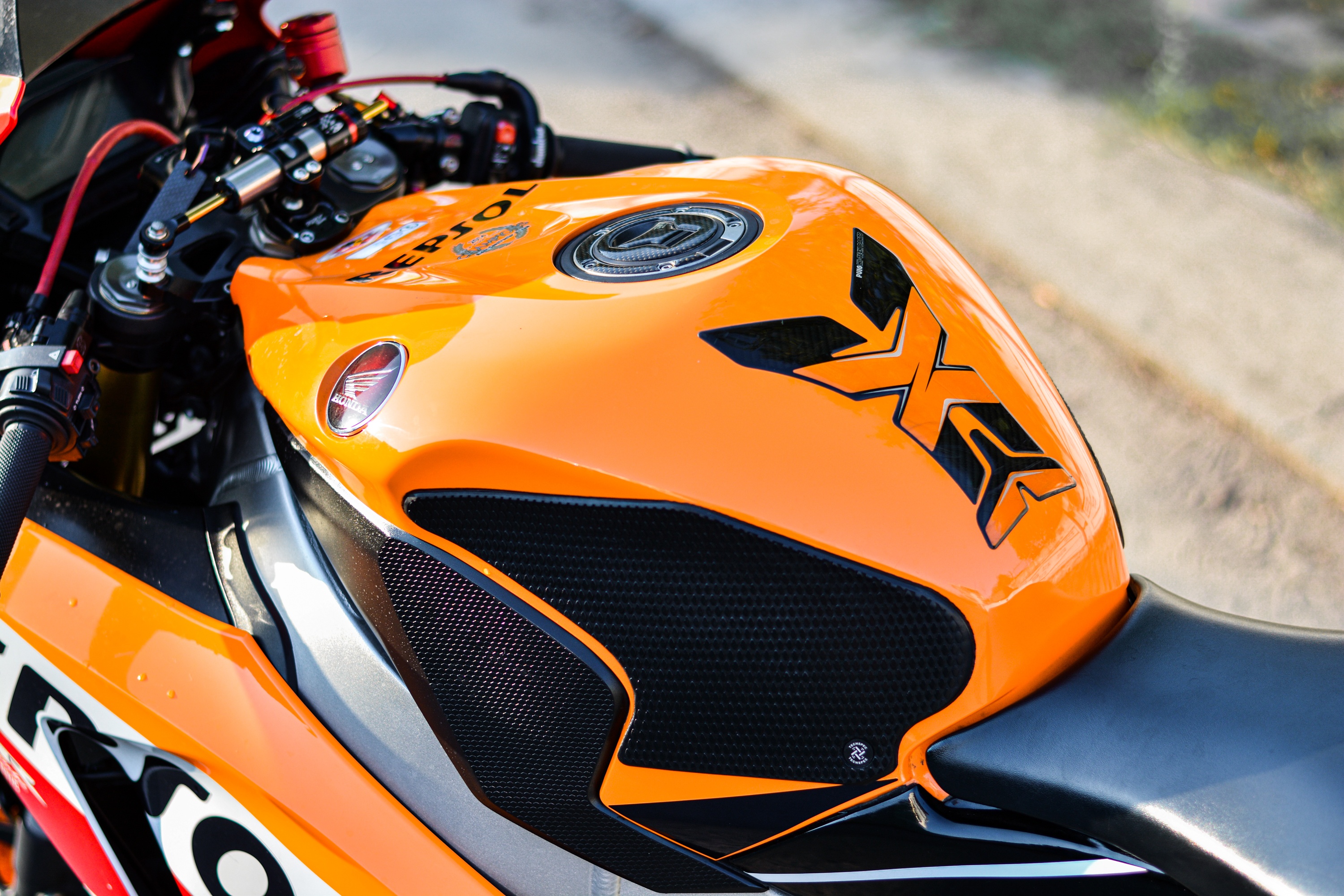 Honda CBR1000RR voi goi do tram trieu anh 9