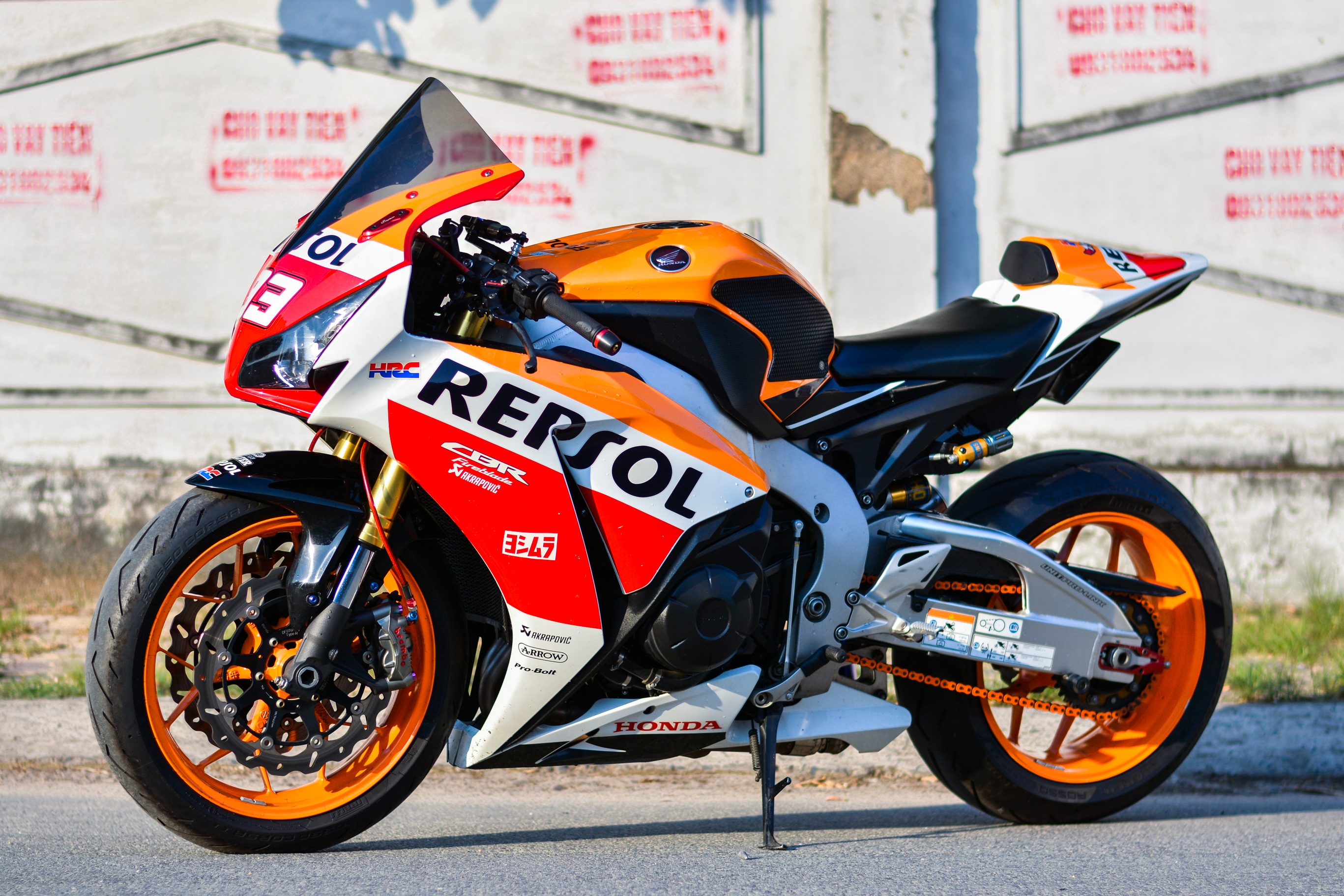 Honda CBR1000RR voi goi do tram trieu anh 2