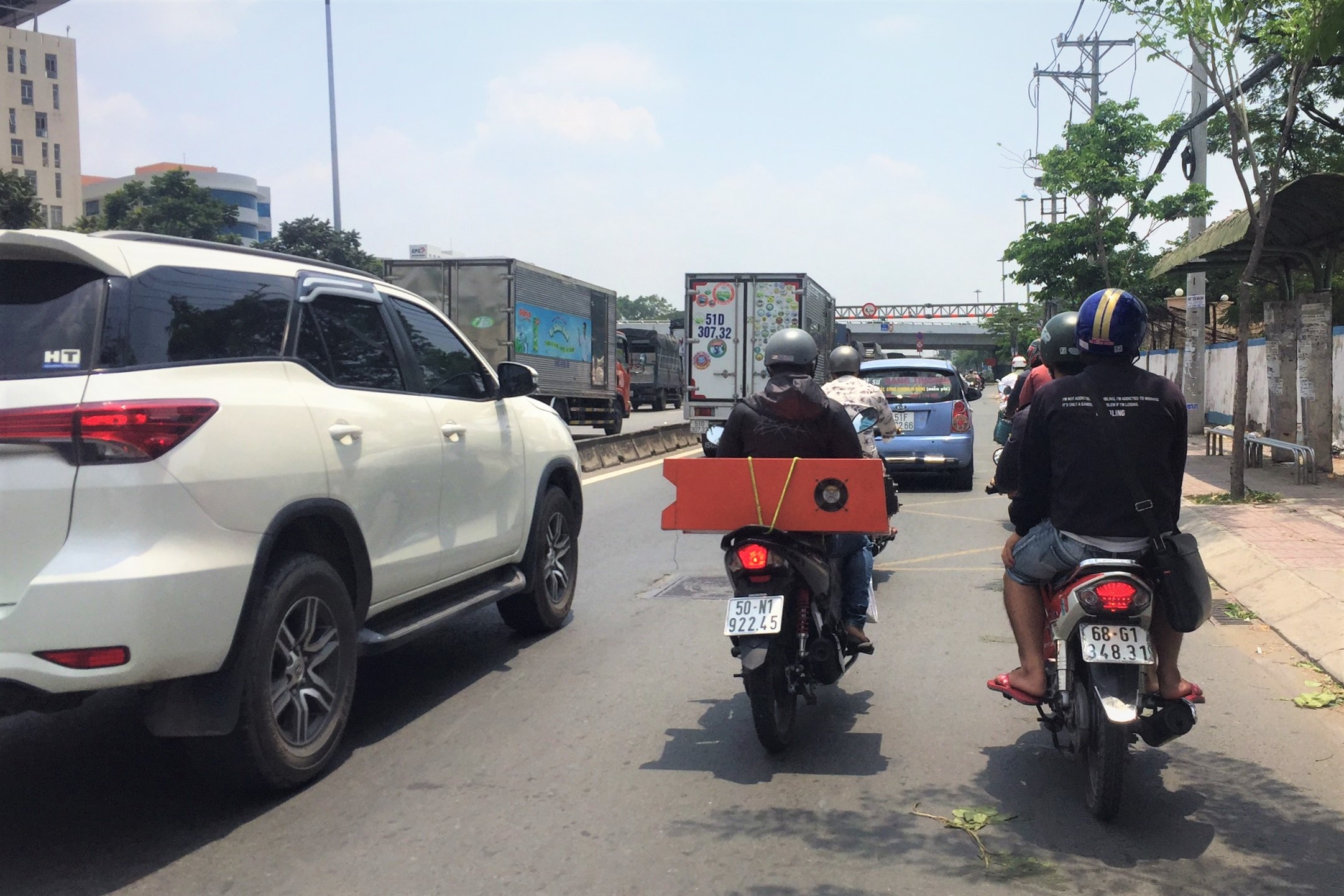 Oto chay vao lan xe may khi duong dong co bi phat anh 1