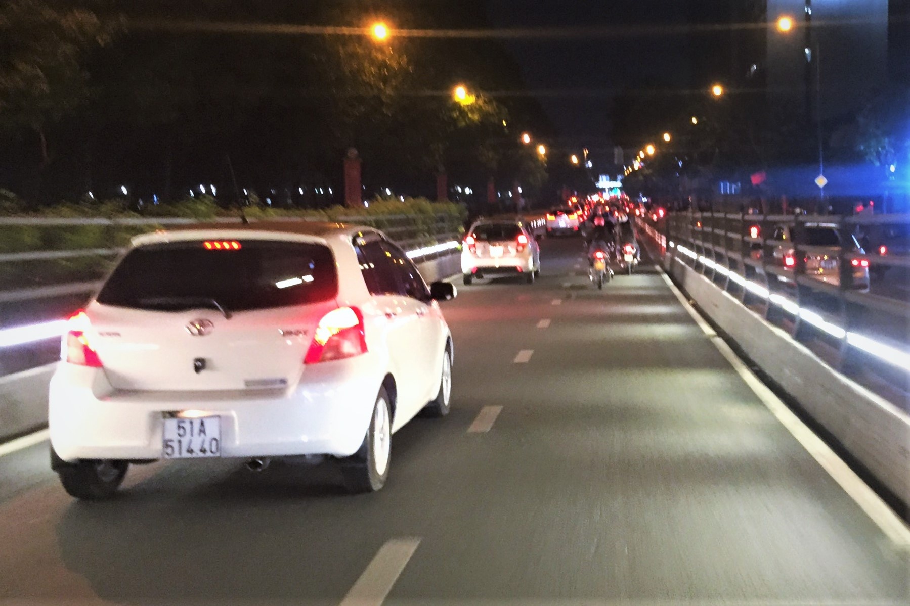 Co duoc vuot xe khac khi dang chay tren cau? hinh anh