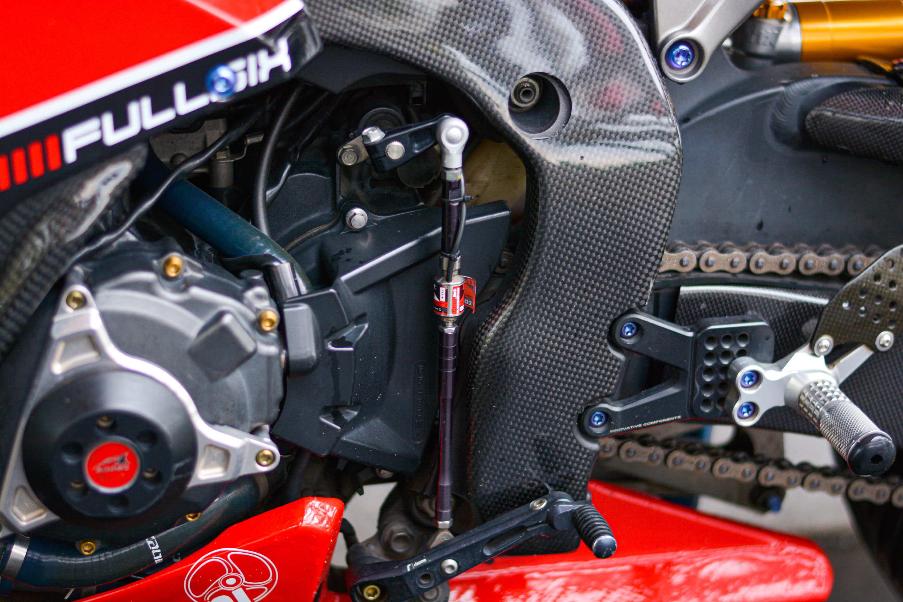 Honda CBR1000RR cùng loạt đồ chơi đắt tiền ảnh 10 Honda CBR1000RR cung loat do choi dat tien anh 10