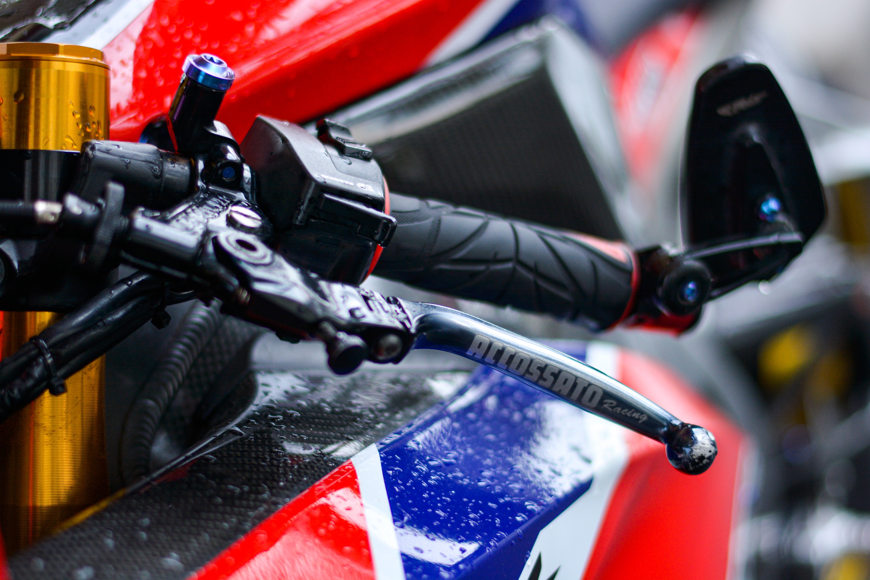 Honda CBR1000RR cùng loạt đồ chơi đắt tiền ảnh 7 Honda CBR1000RR cung loat do choi dat tien anh 7
