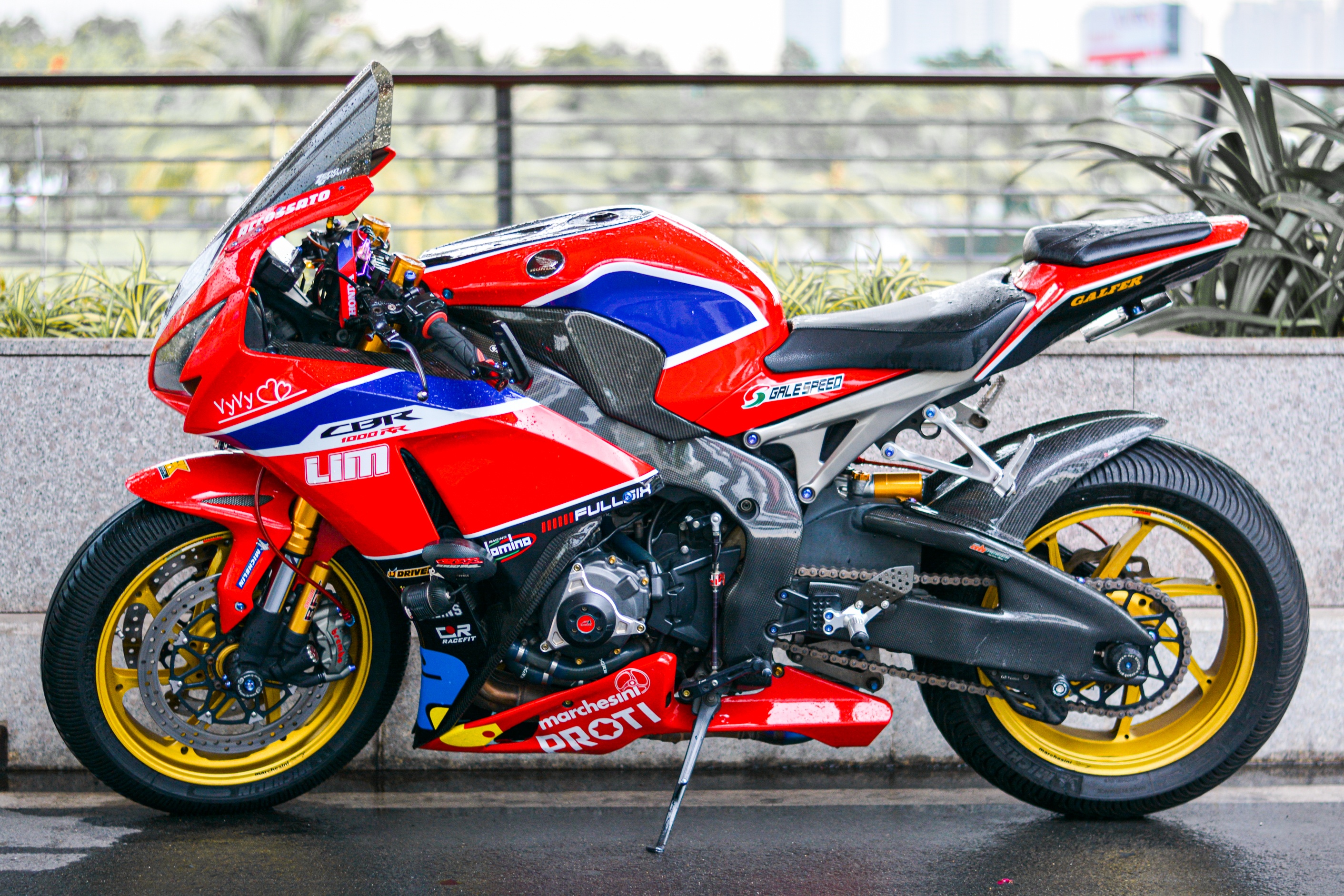 Honda CBR1000RR cung loat do choi dat tien tai TP.HCM hinh anh