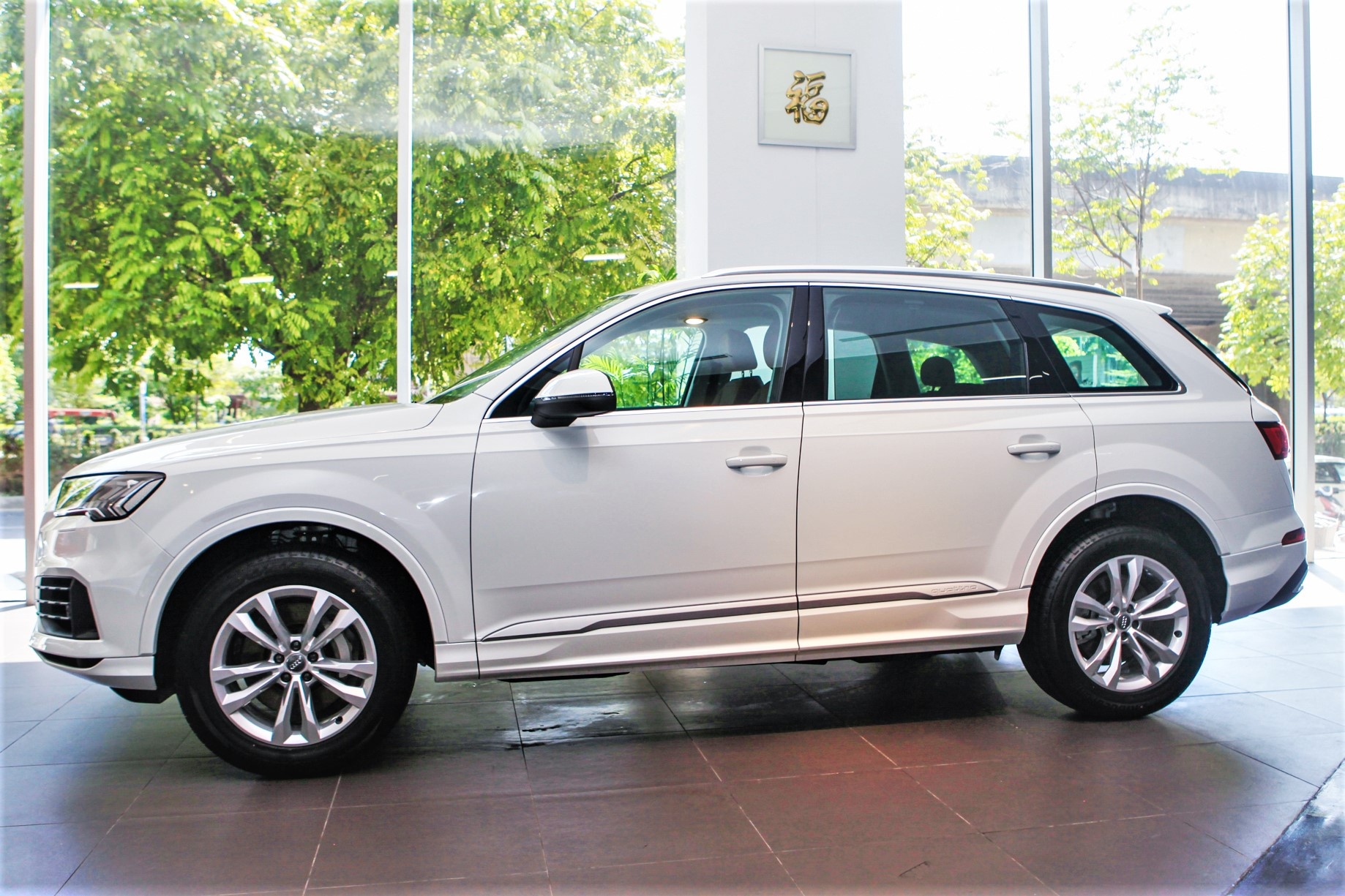 Chi tiet Audi Q7 2020 tai VN, doi thu BMW X5 va Mercedes GLE hinh anh