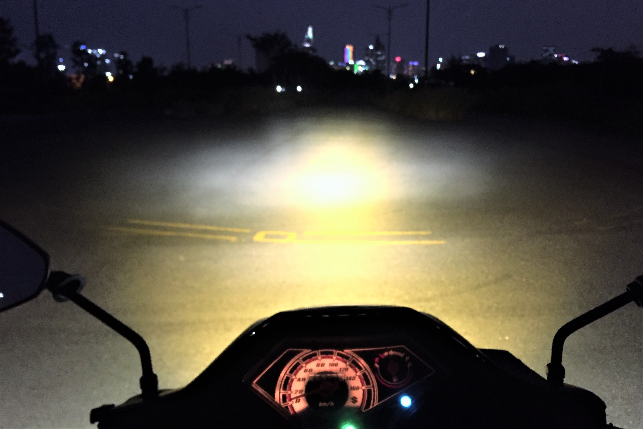 Tai sao xe may can phai bat den ban ngay? anh 5