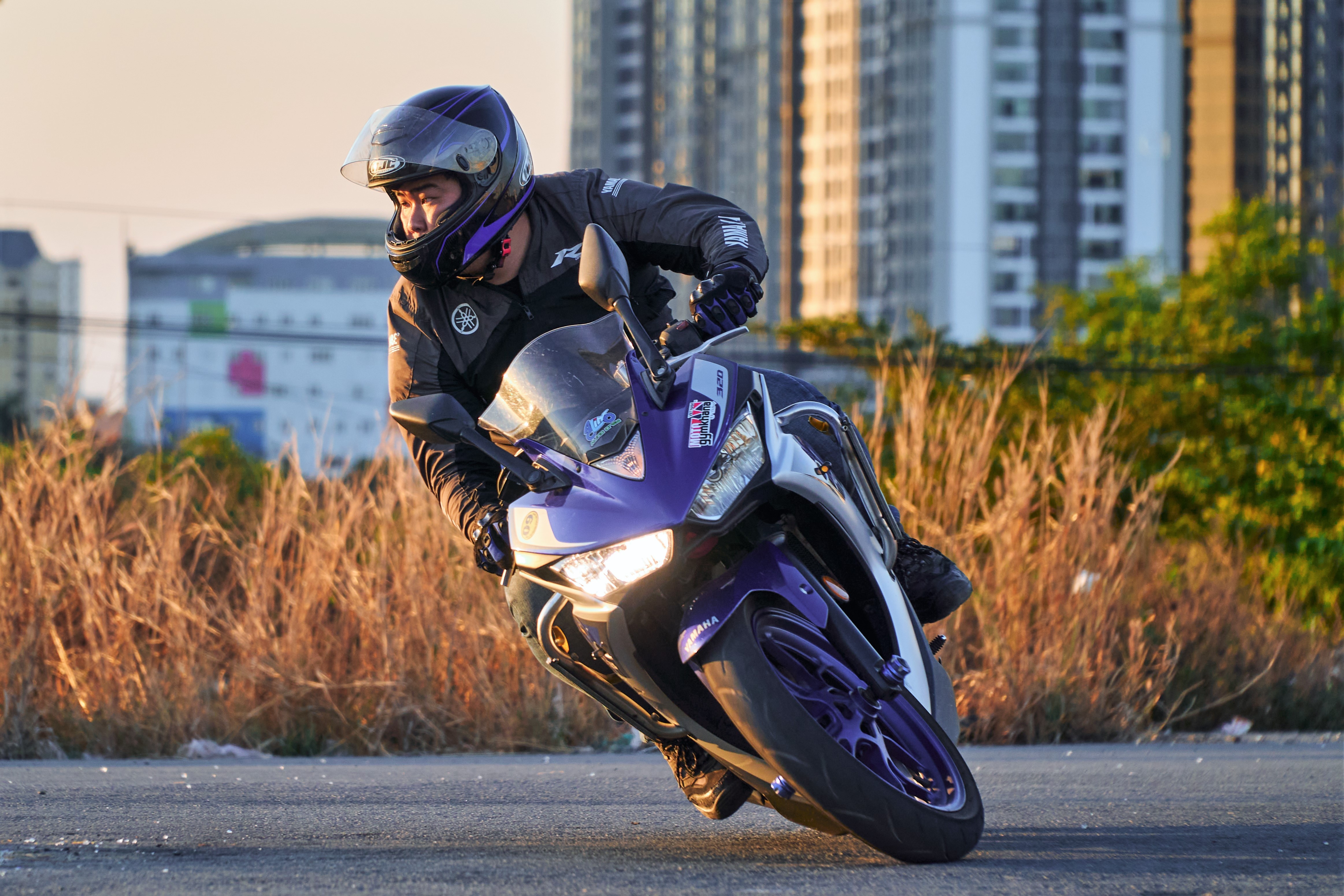 Tai sao xe may can phai bat den ban ngay? anh 1