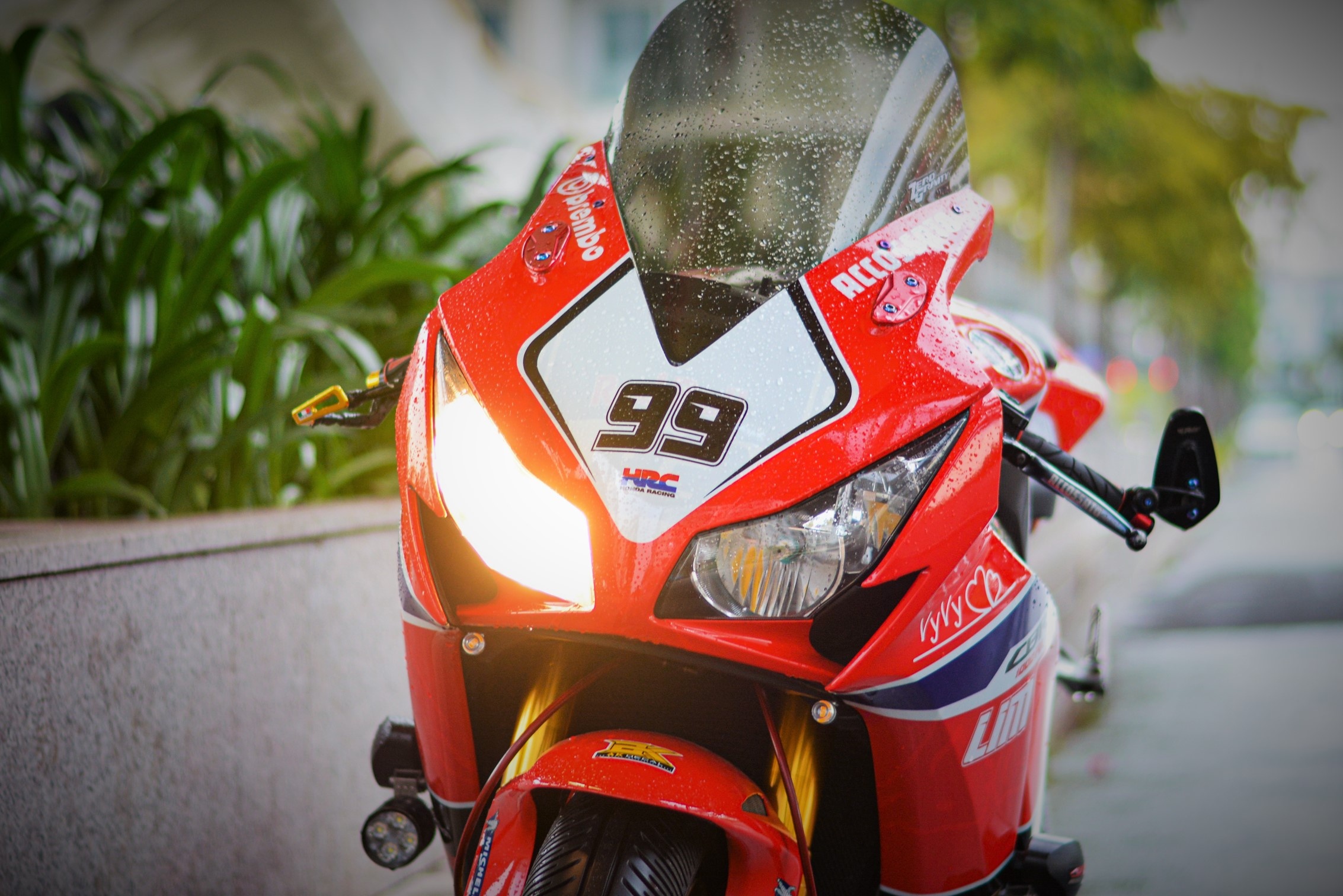 Tai sao xe may can phai bat den ban ngay? hinh anh