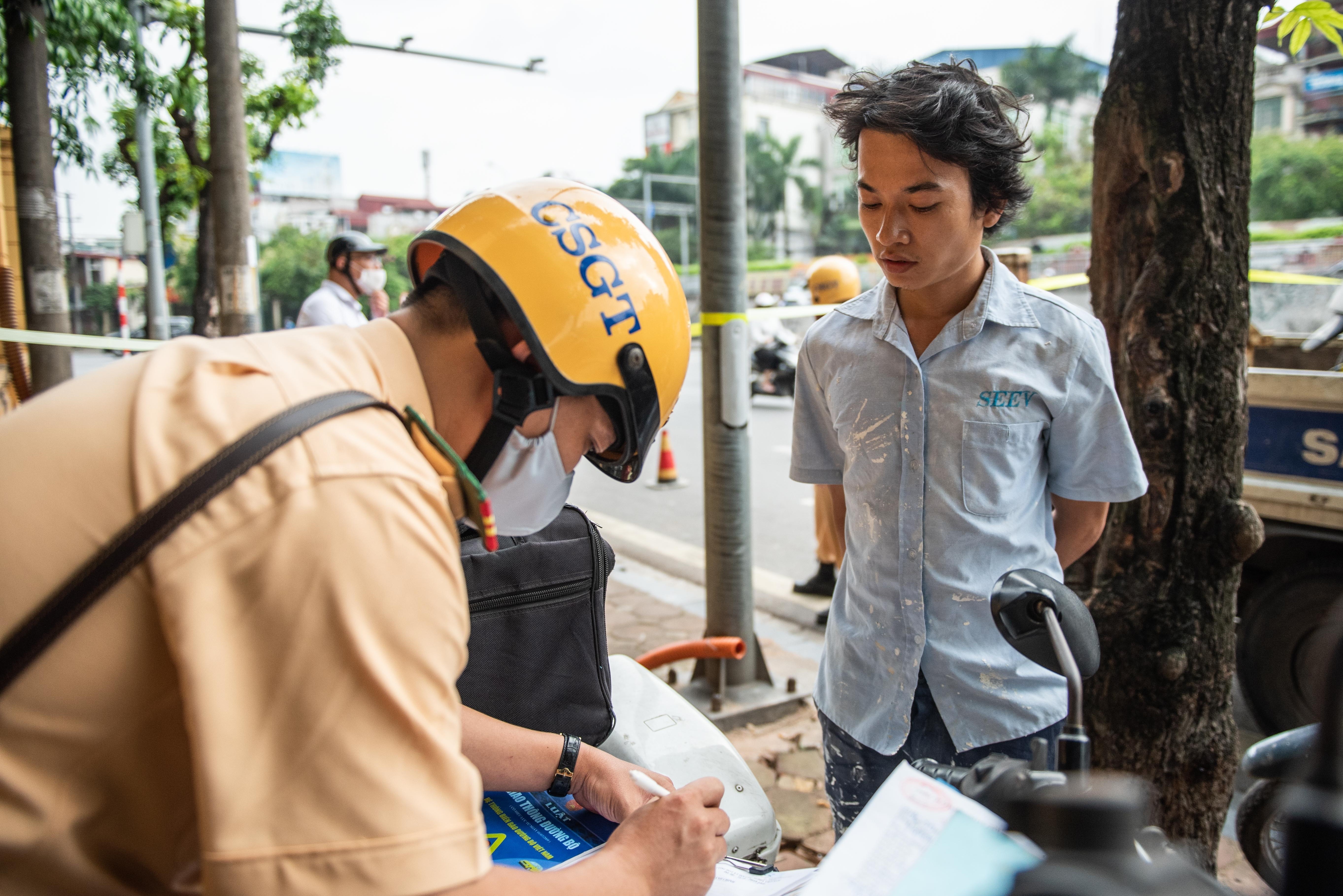 Khong mang bao hiem xe may co duoc dong phat tai cho? hinh anh