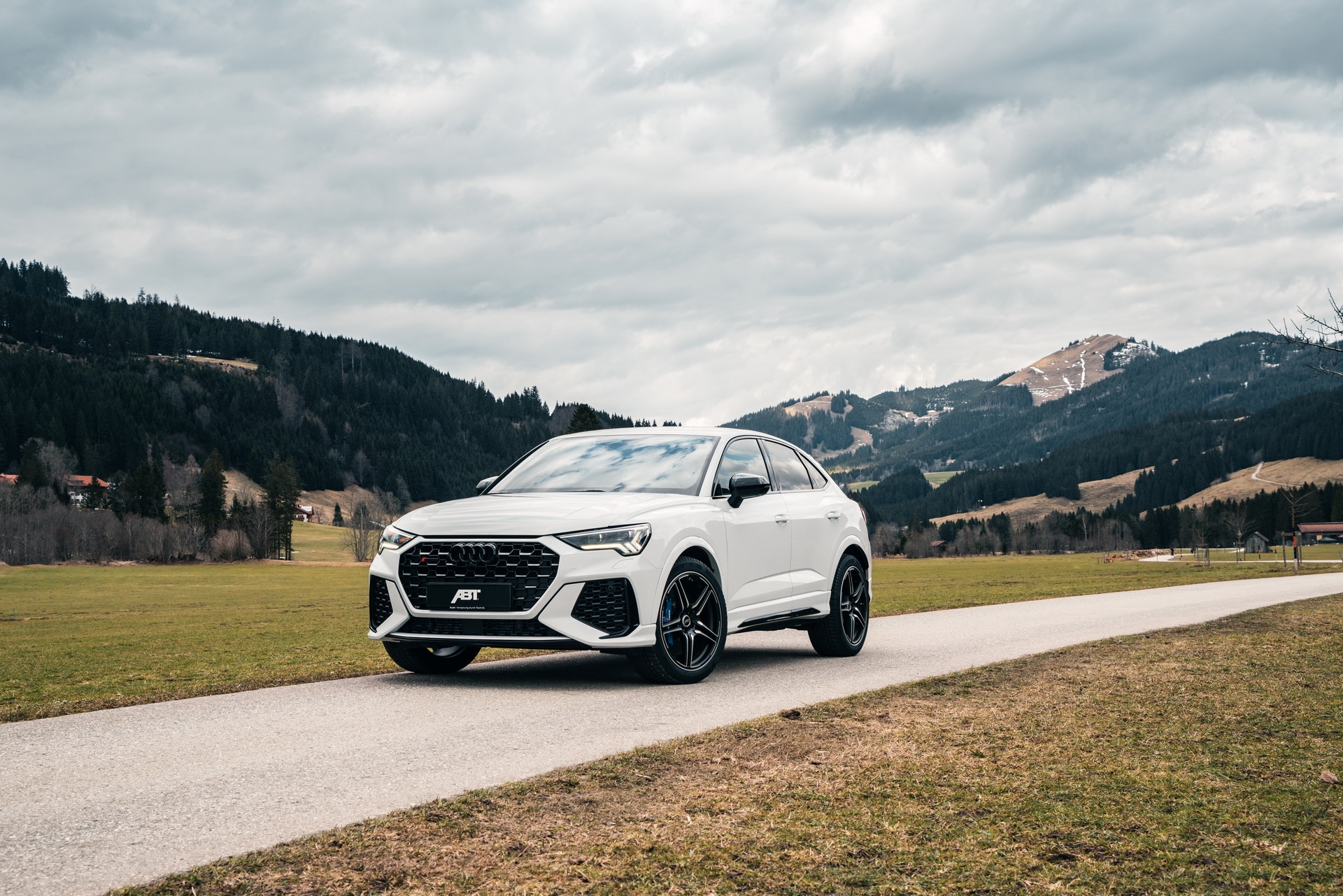 Khám phá Audi RS Q3 với gói độ nâng cấp động cơ ảnh 1 Kham pha Audi RS Q3 voi goi do nang cap dong co anh 1