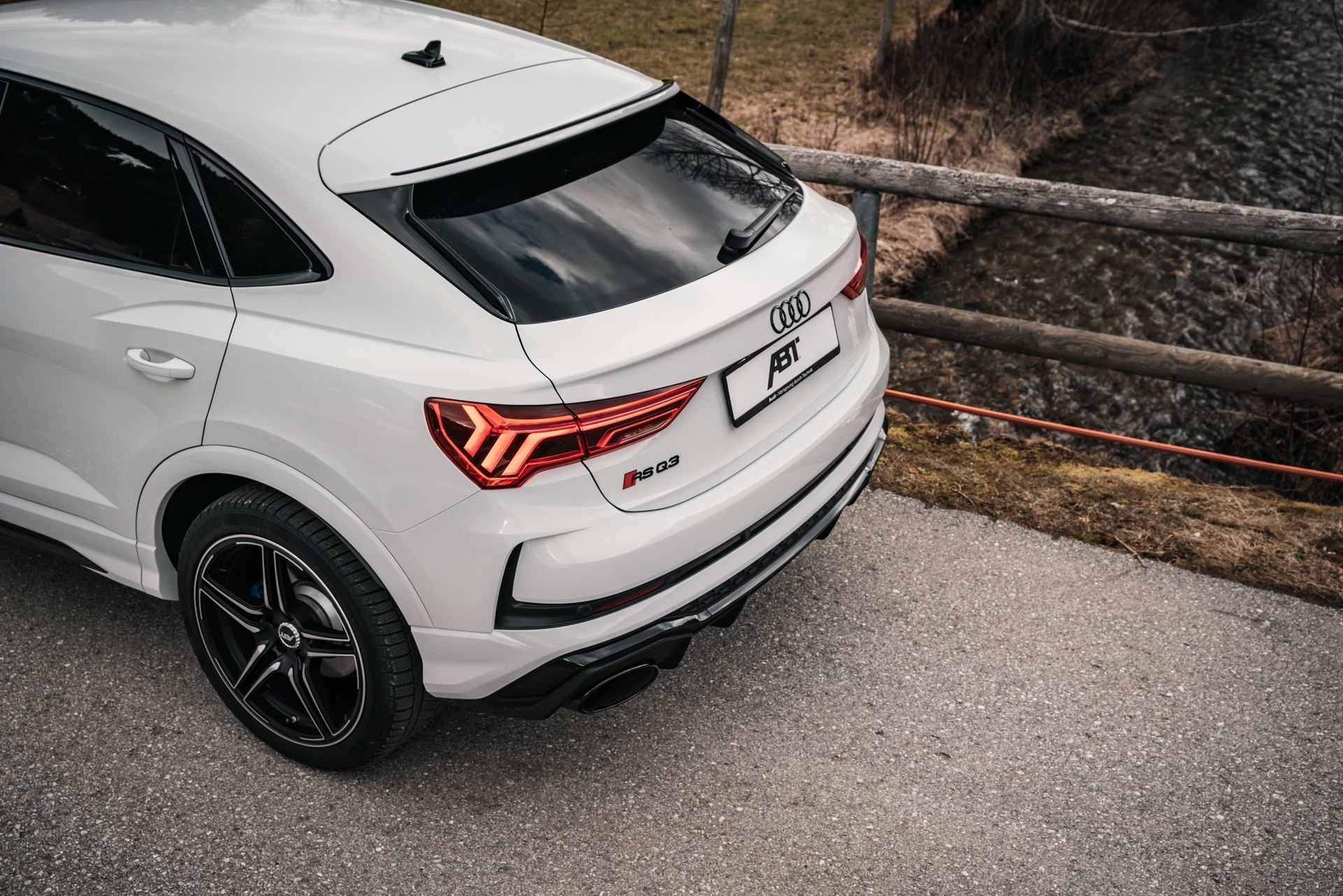 Khám phá Audi RS Q3 với gói độ nâng cấp động cơ ảnh 5 Kham pha Audi RS Q3 voi goi do nang cap dong co anh 5