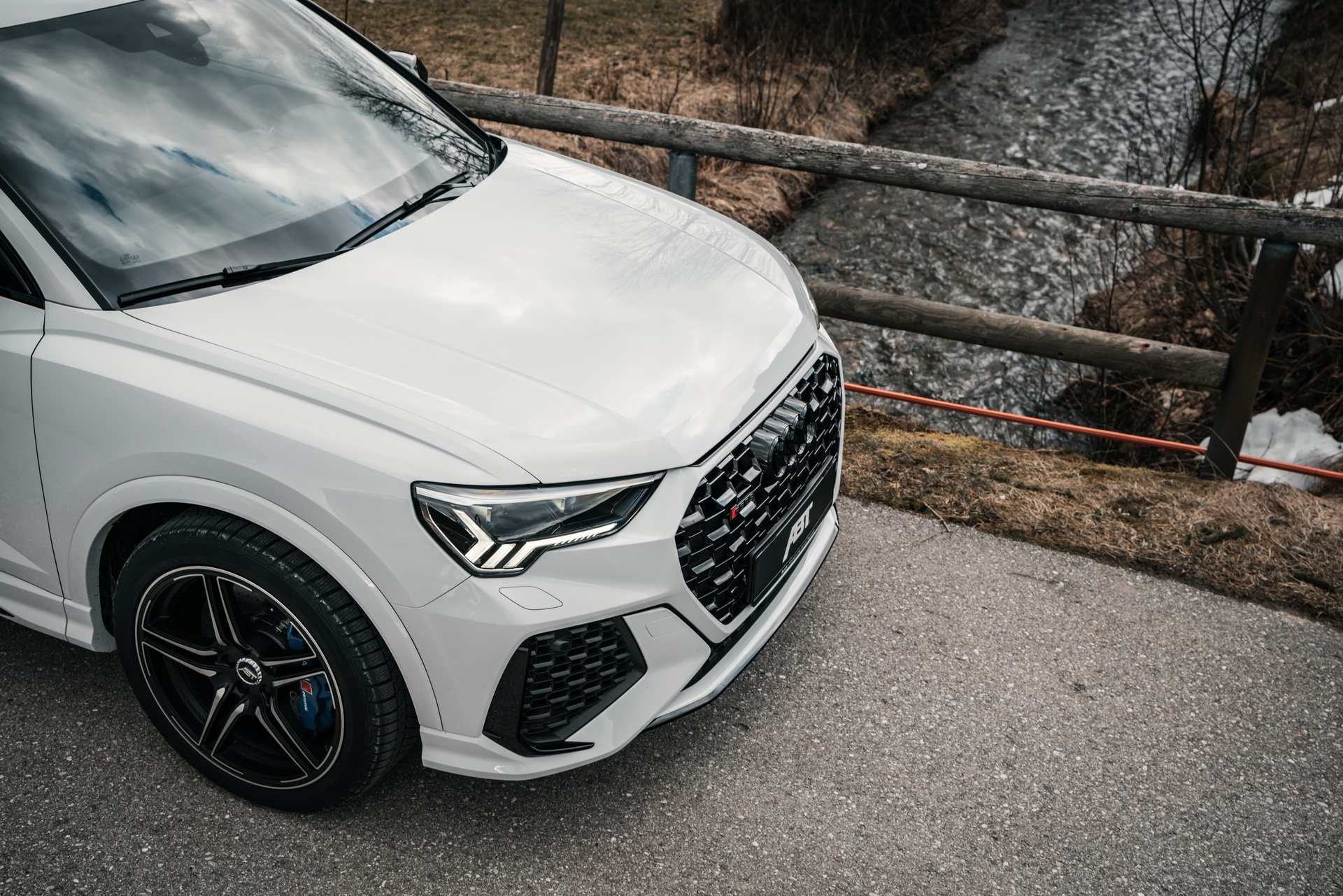 Khám phá Audi RS Q3 với gói độ nâng cấp động cơ ảnh 2 Kham pha Audi RS Q3 voi goi do nang cap dong co anh 2