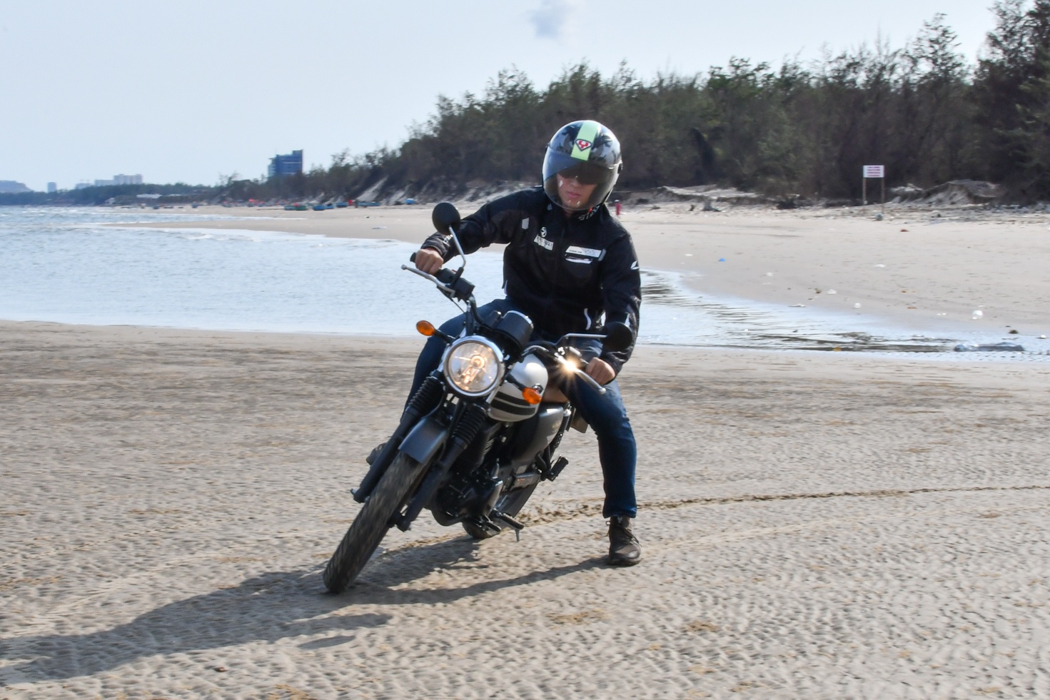 Kham pha Vung Tau voi Kawasaki W175 - dong co em ai,  giam xoc kho chiu anh 12