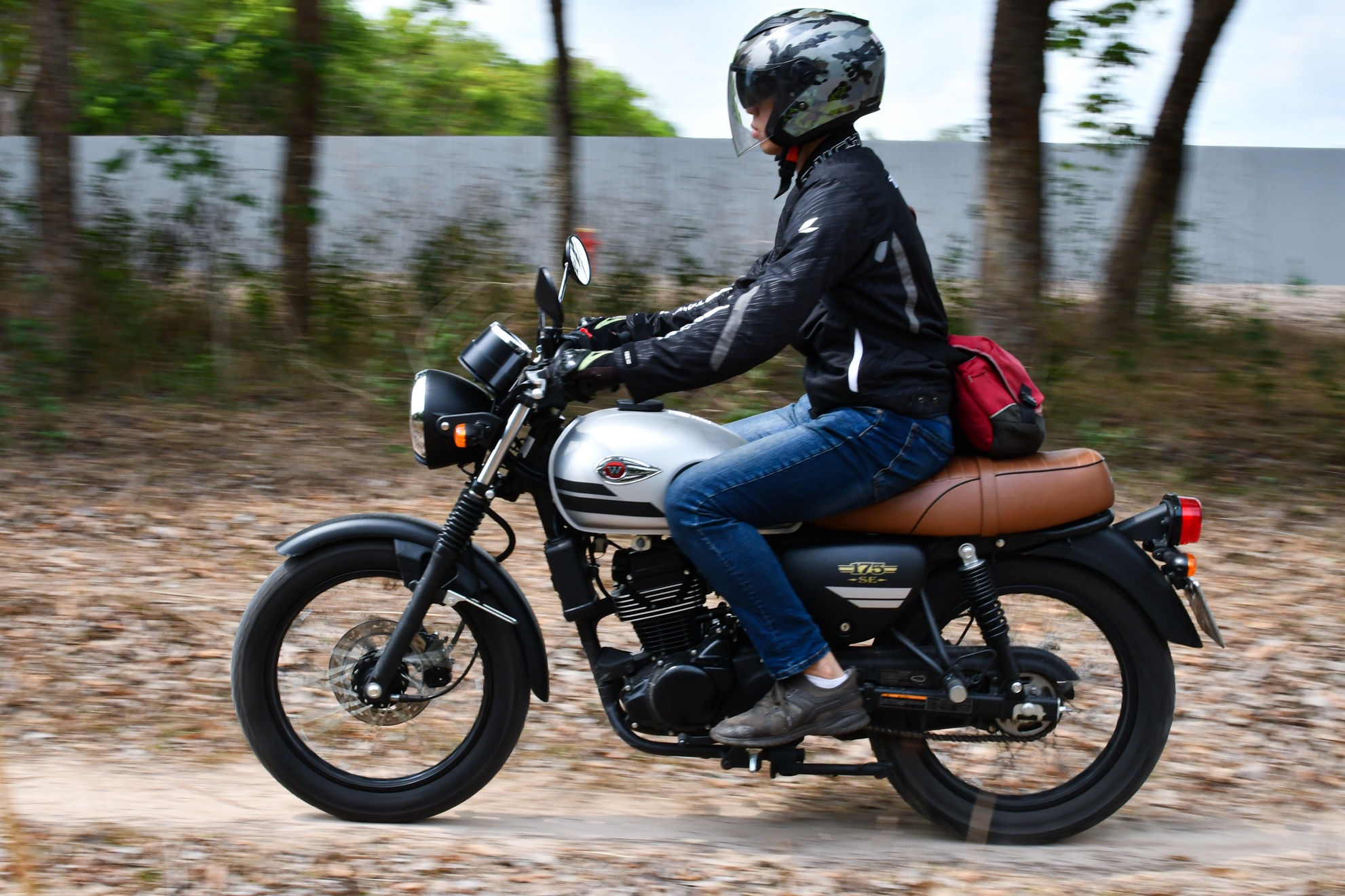 Kham pha Vung Tau voi Kawasaki W175 - dong co em ai,  giam xoc kho chiu anh 2