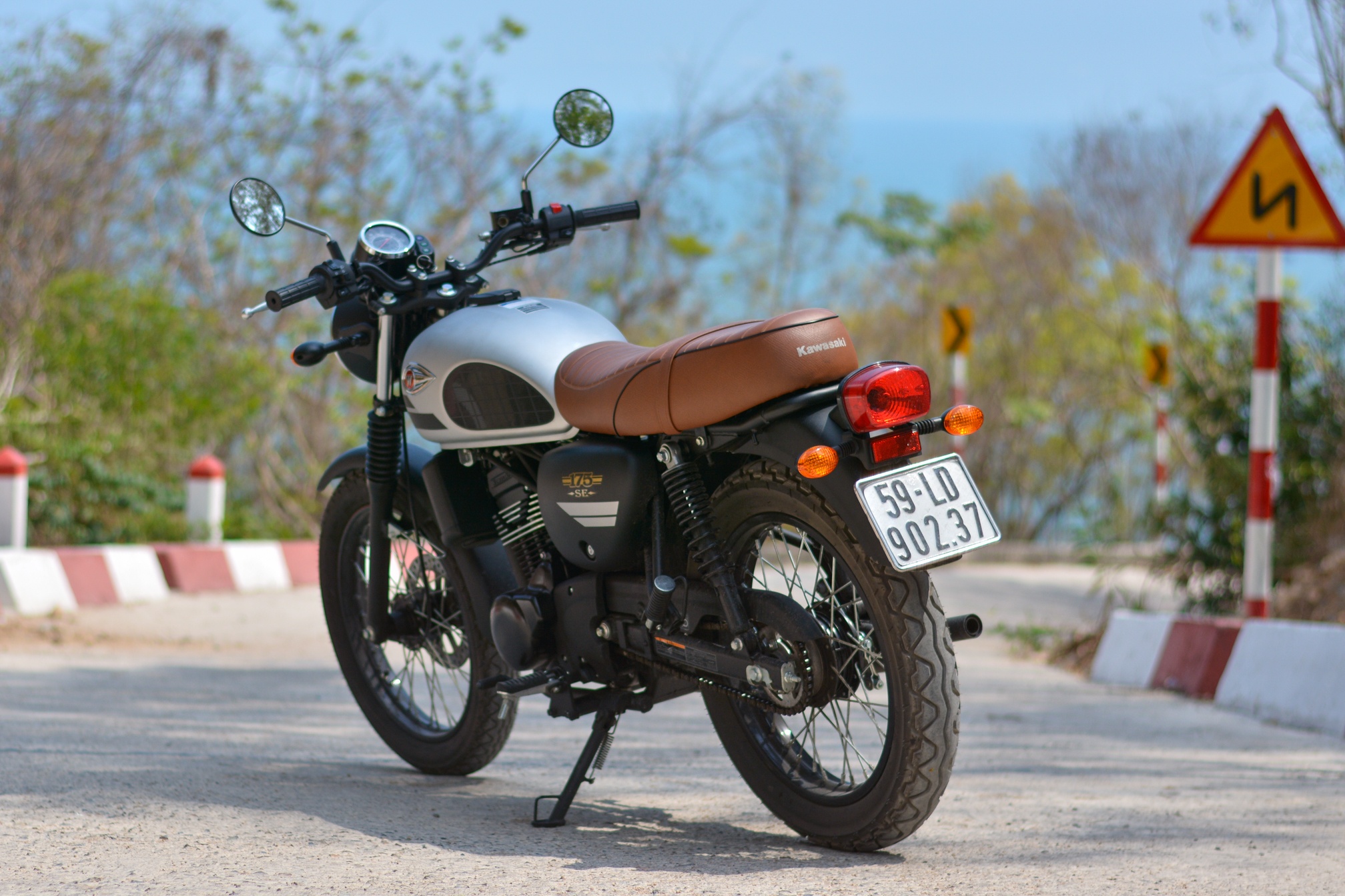 Kham pha Vung Tau voi Kawasaki W175 - dong co em ai,  giam xoc kho chiu anh 17