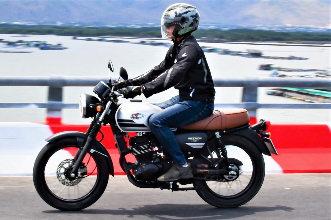 Kham pha Kawasaki W175 - dong co em ai, giam xoc cung hinh anh