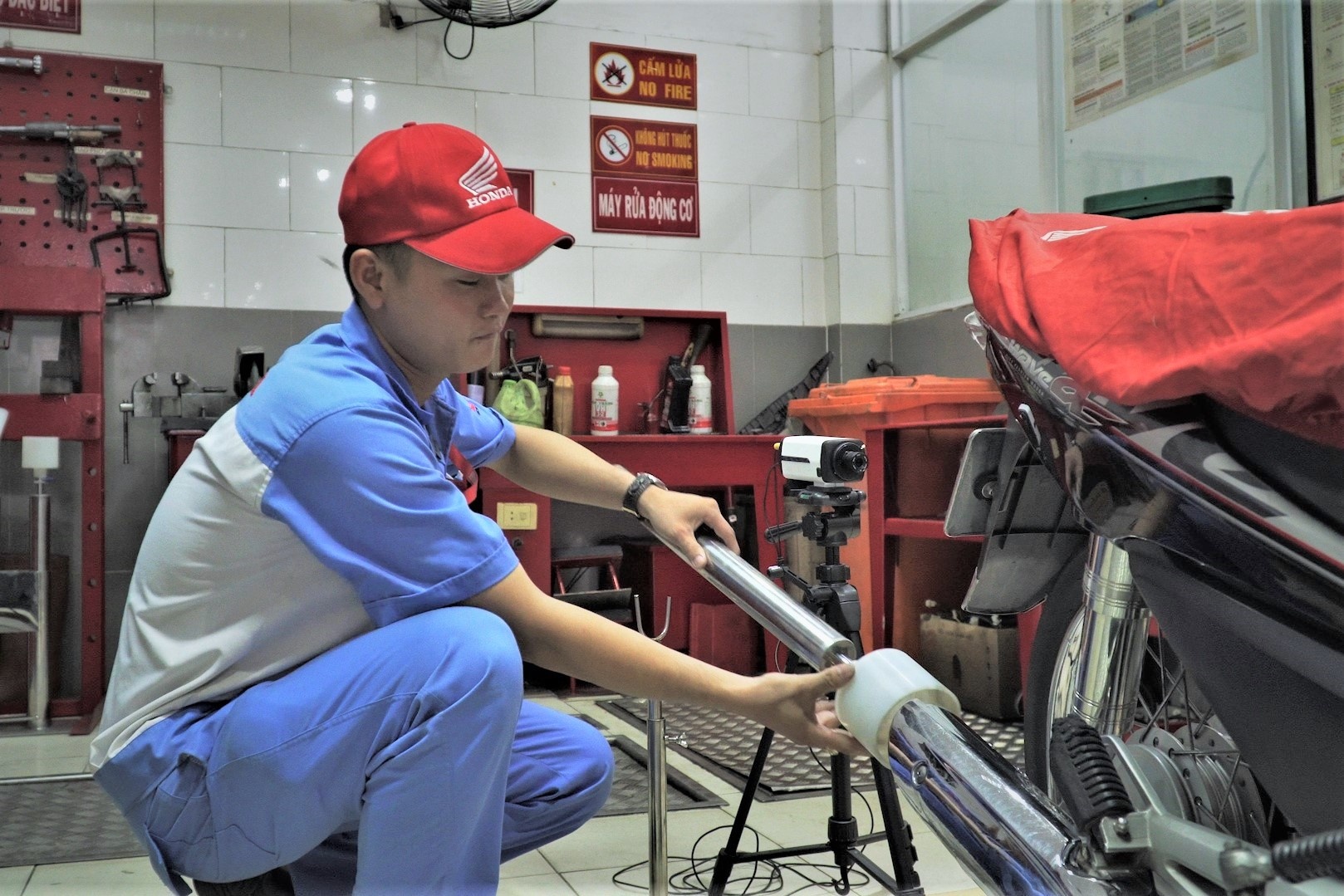 Trai nghiem quy trinh kiem tra khi thai danh cho xe may tai TP.HCM hinh anh