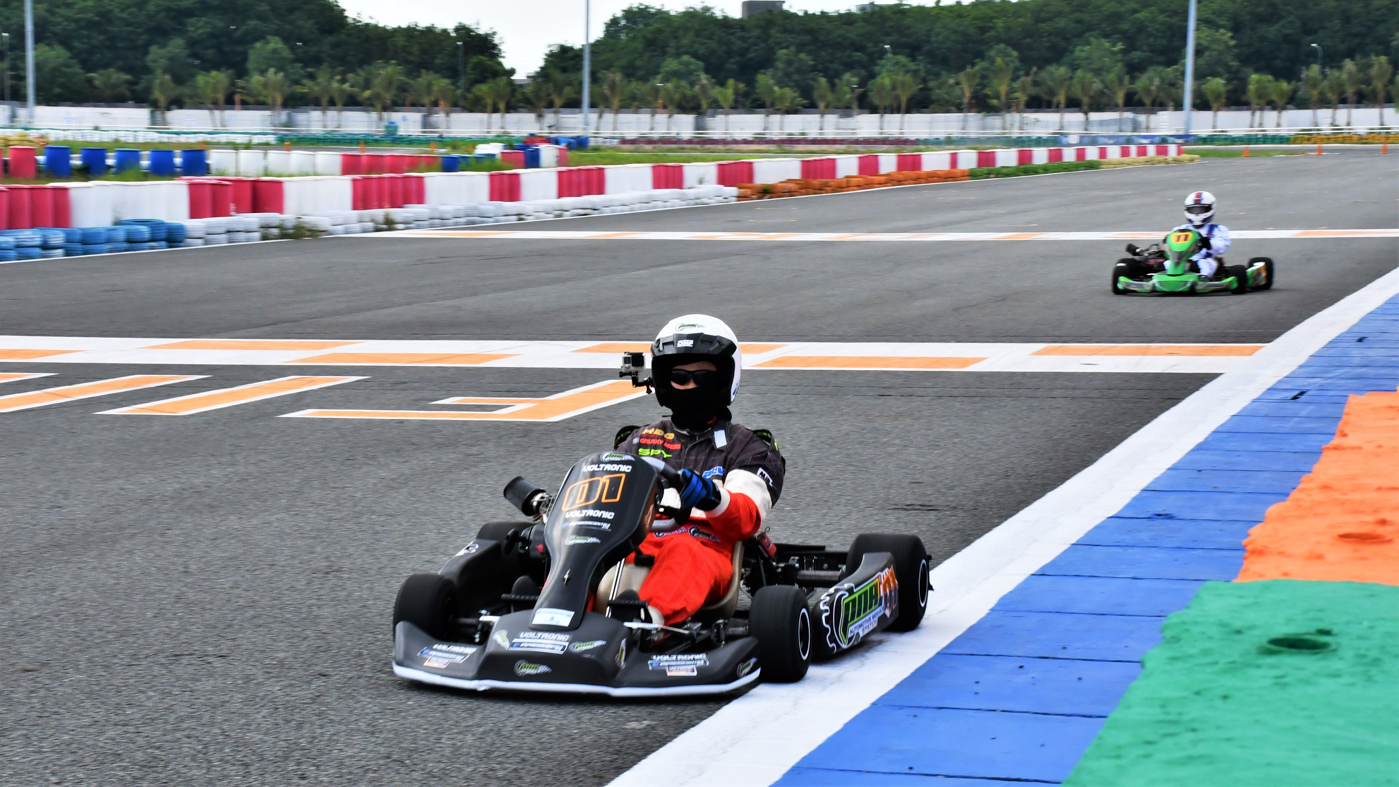 Trải nghiệm thi đấu Go-Kart sau khi chơi các môn đua xe khác ảnh 4 Trai nghiem thi dau Go-Kart sau khi choi cac mon dua xe khac anh 4