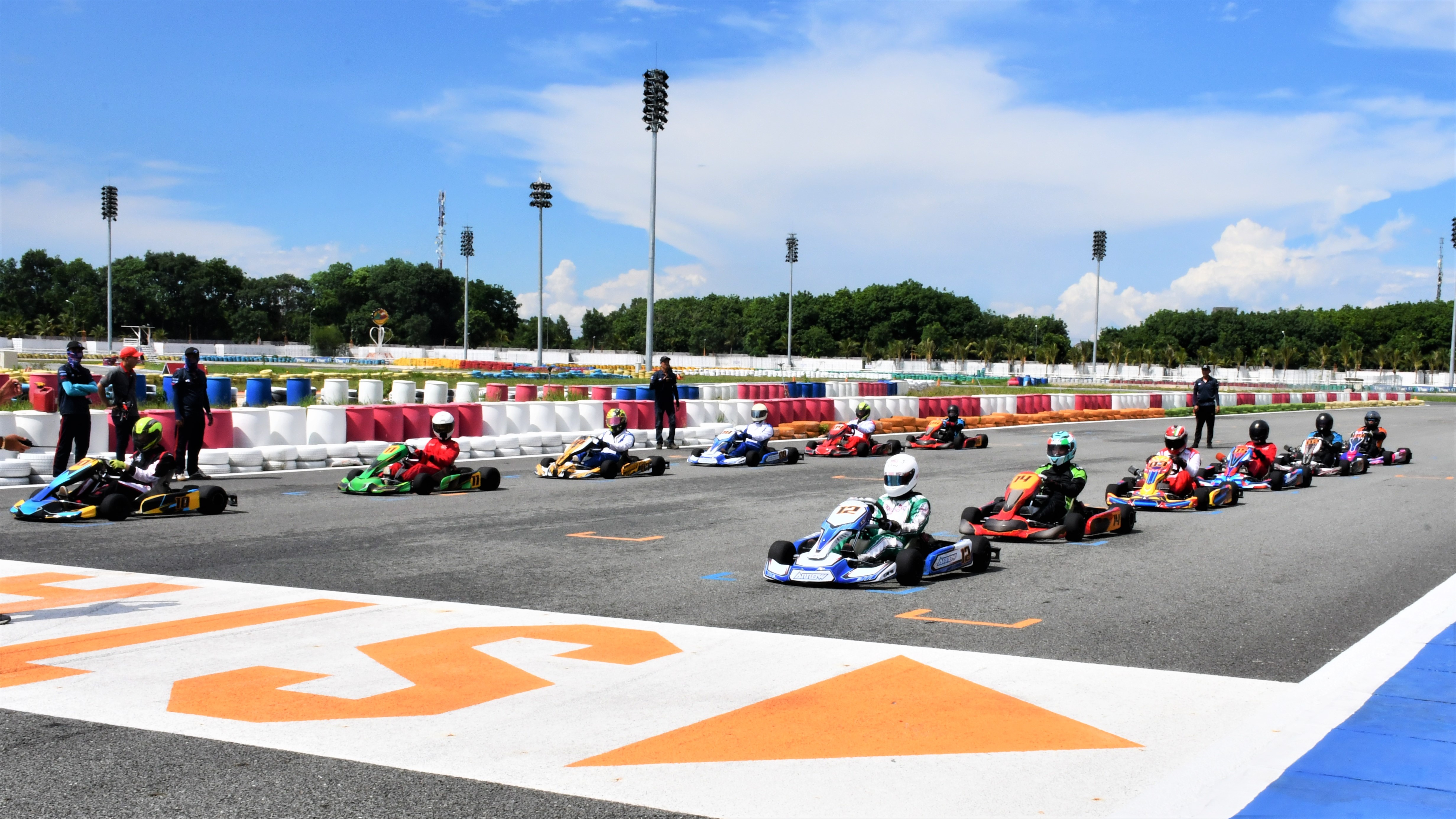 Trải nghiệm thi đấu Go-Kart sau khi chơi các môn đua xe khác ảnh 11 Trai nghiem thi dau Go-Kart sau khi choi cac mon dua xe khac anh 11