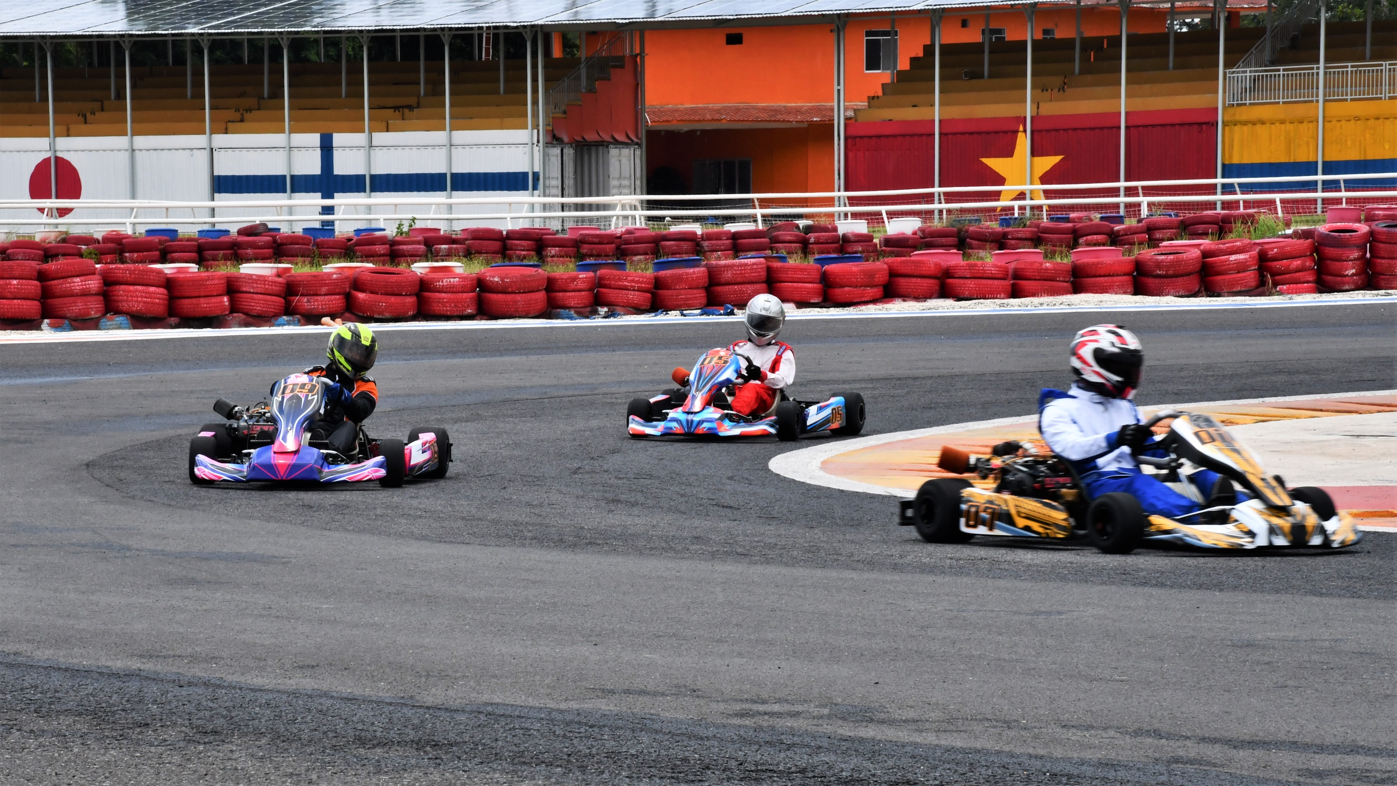 Trải nghiệm thi đấu Go-Kart sau khi chơi các môn đua xe khác ảnh 17 Trai nghiem thi dau Go-Kart sau khi choi cac mon dua xe khac anh 17