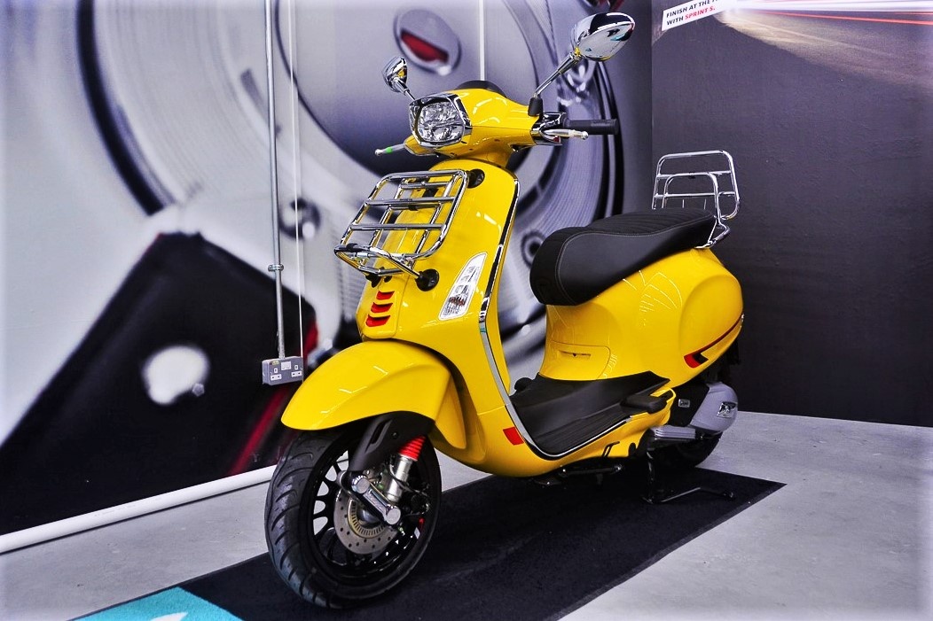 Vespa Sprint va Primavera 150 san xuat o Viet Nam ra mat tai Malaysia hinh anh