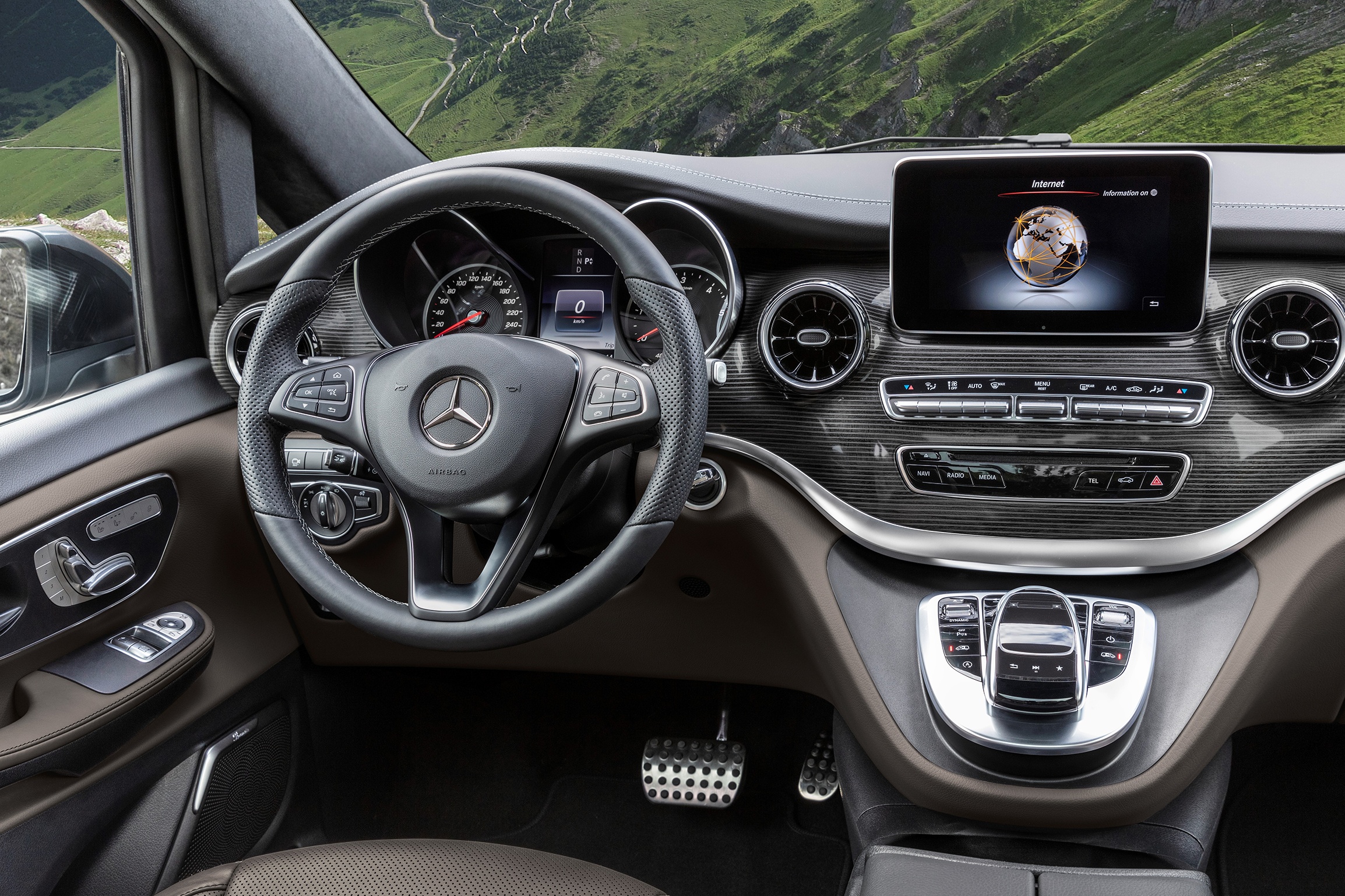 Mua MPV 9 chỗ hạng sang chọn Mercedes V-Class hay Toyota Graniva? ảnh 8 Mua MPV 9 cho hang sang chon Mercedes V-Class hay Toyota Graniva? anh 8