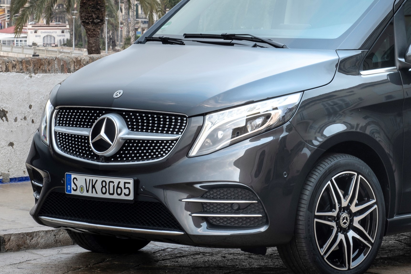 Mua MPV 9 cho hang sang chon Mercedes V-Class hay Toyota Graniva? anh 5