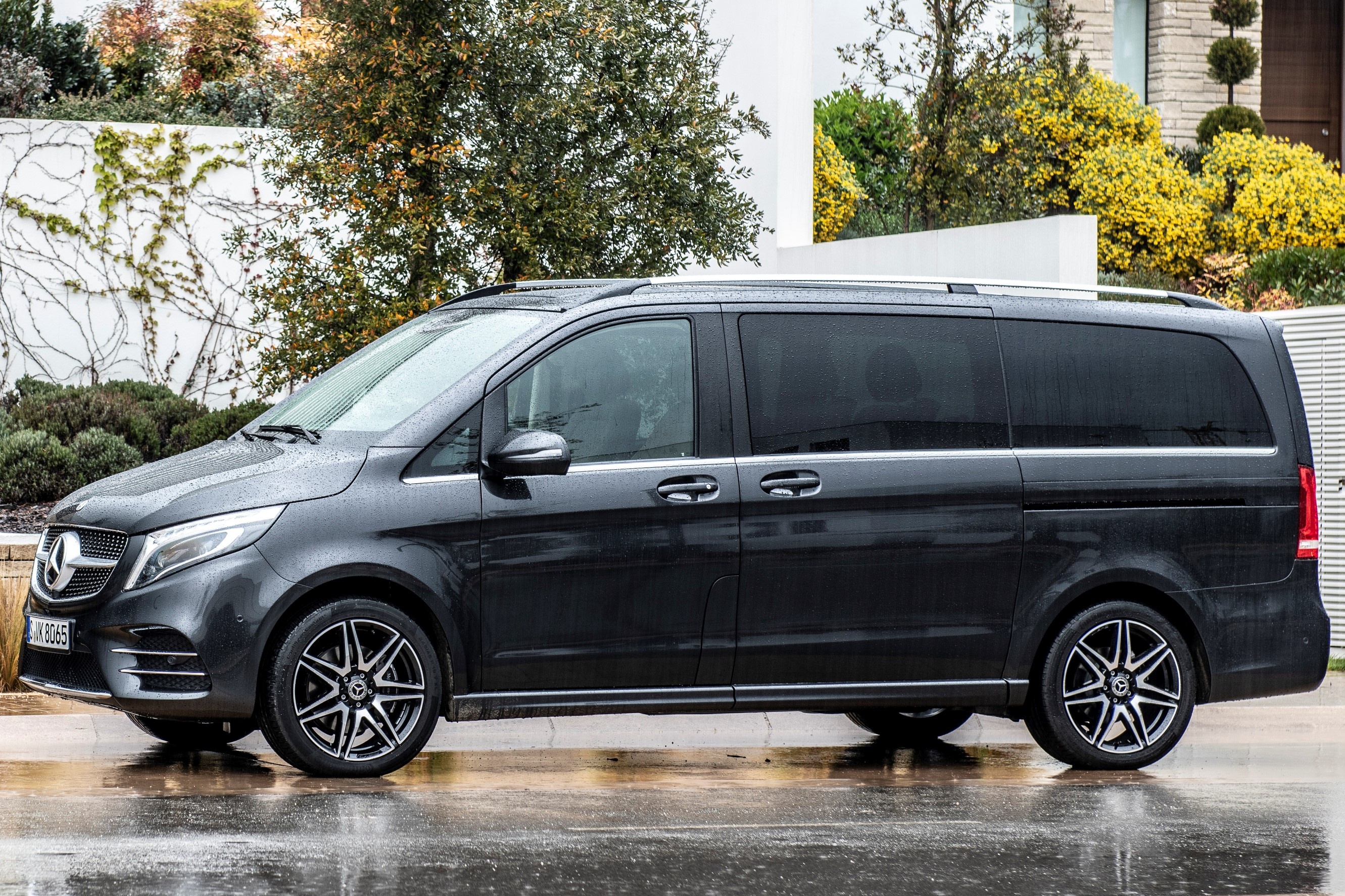 Mua MPV 9 chỗ hạng sang chọn Mercedes V-Class hay Toyota Graniva? ảnh 3 Mua MPV 9 cho hang sang chon Mercedes V-Class hay Toyota Graniva? anh 3